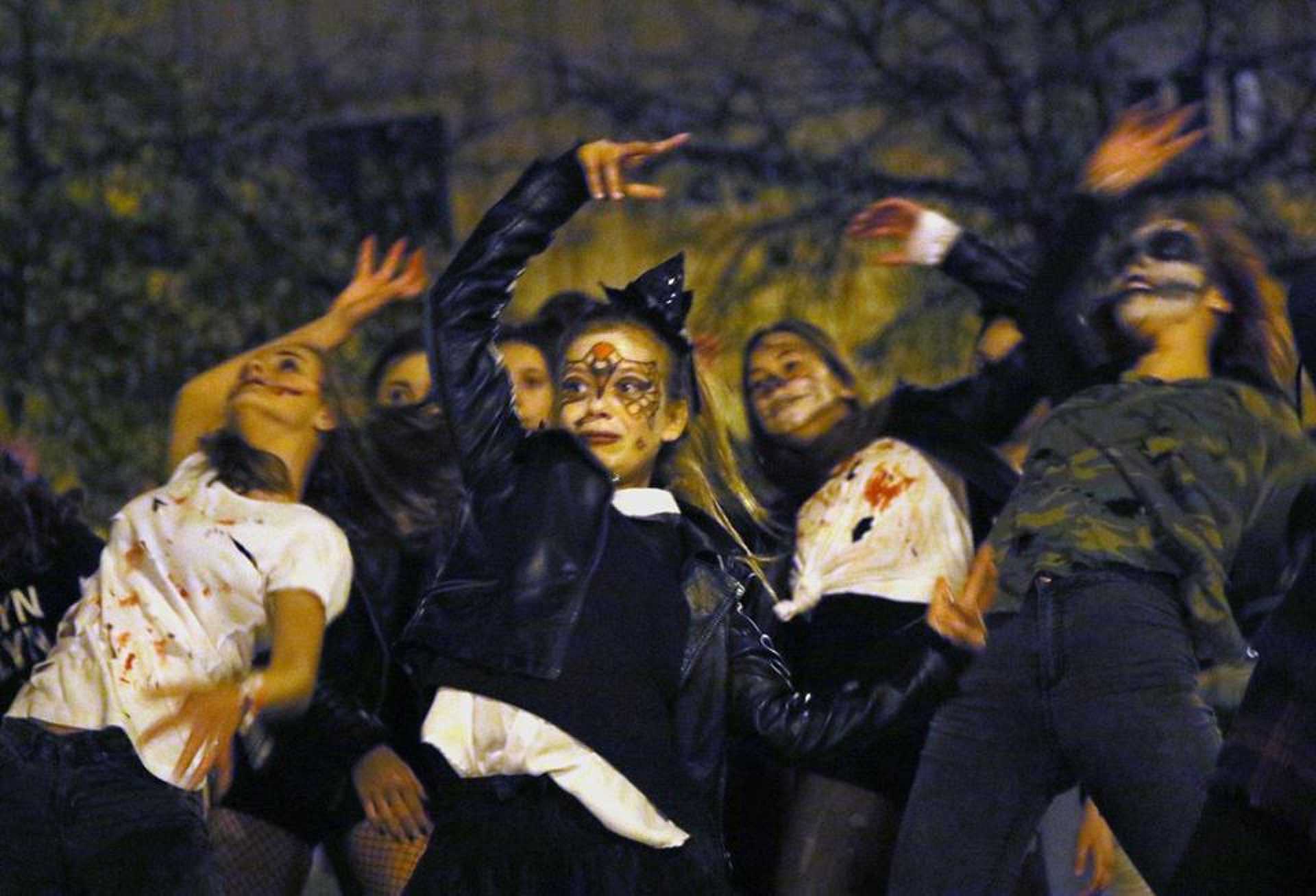 Szombathelyi diákok halloweeni villámműsora a Fő téren