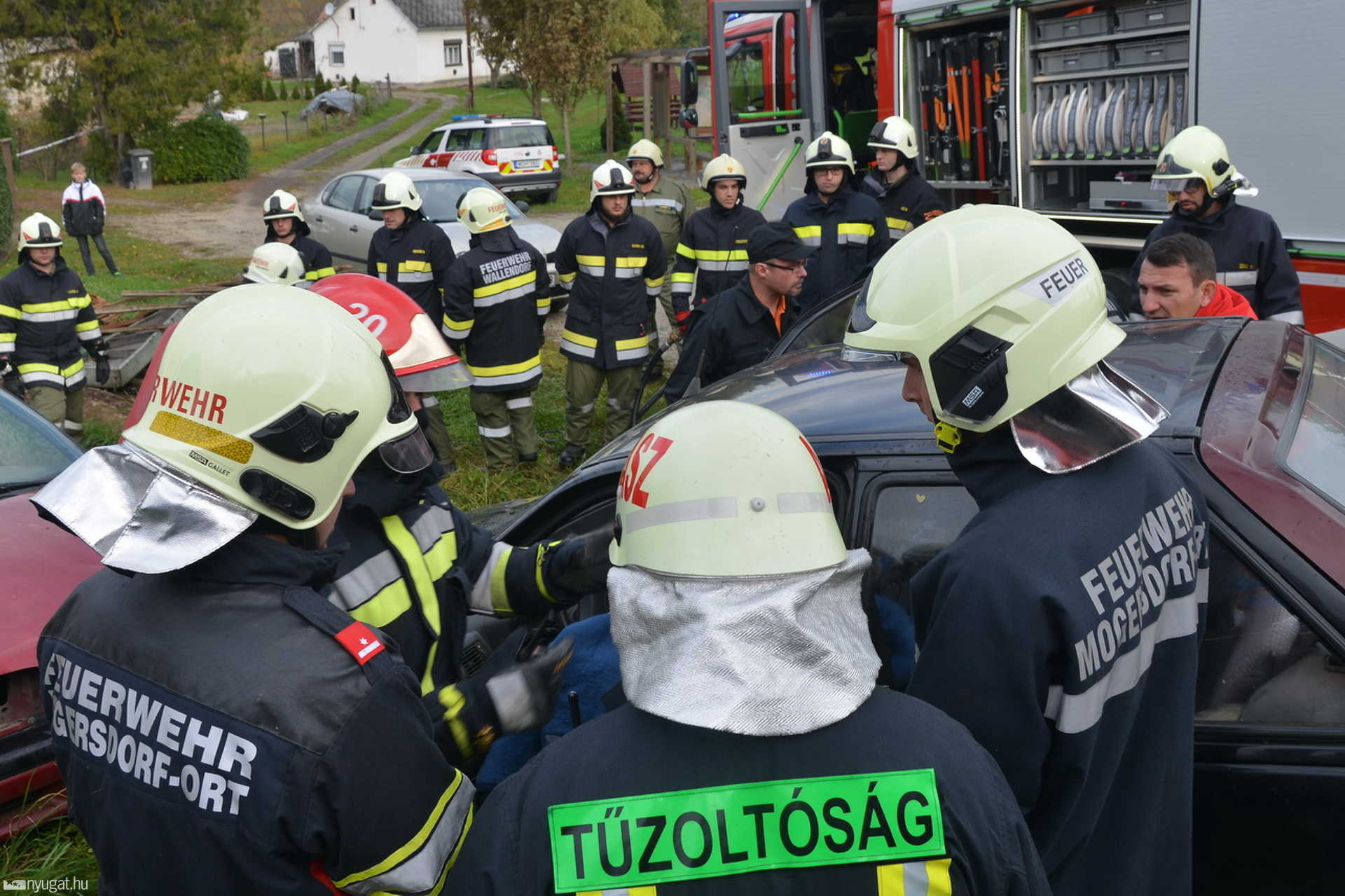Három ország tűzoltói gyakorlatoztak - tűz, frontális baleset, folyóba csúszott autó