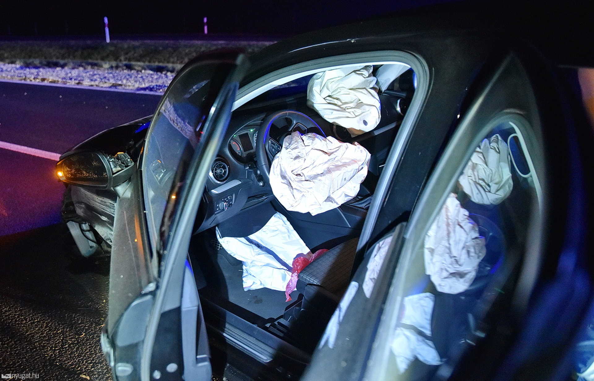 Defekt után ütközött szalagkorlátnak egy Audi az M86-oson, Vépnél