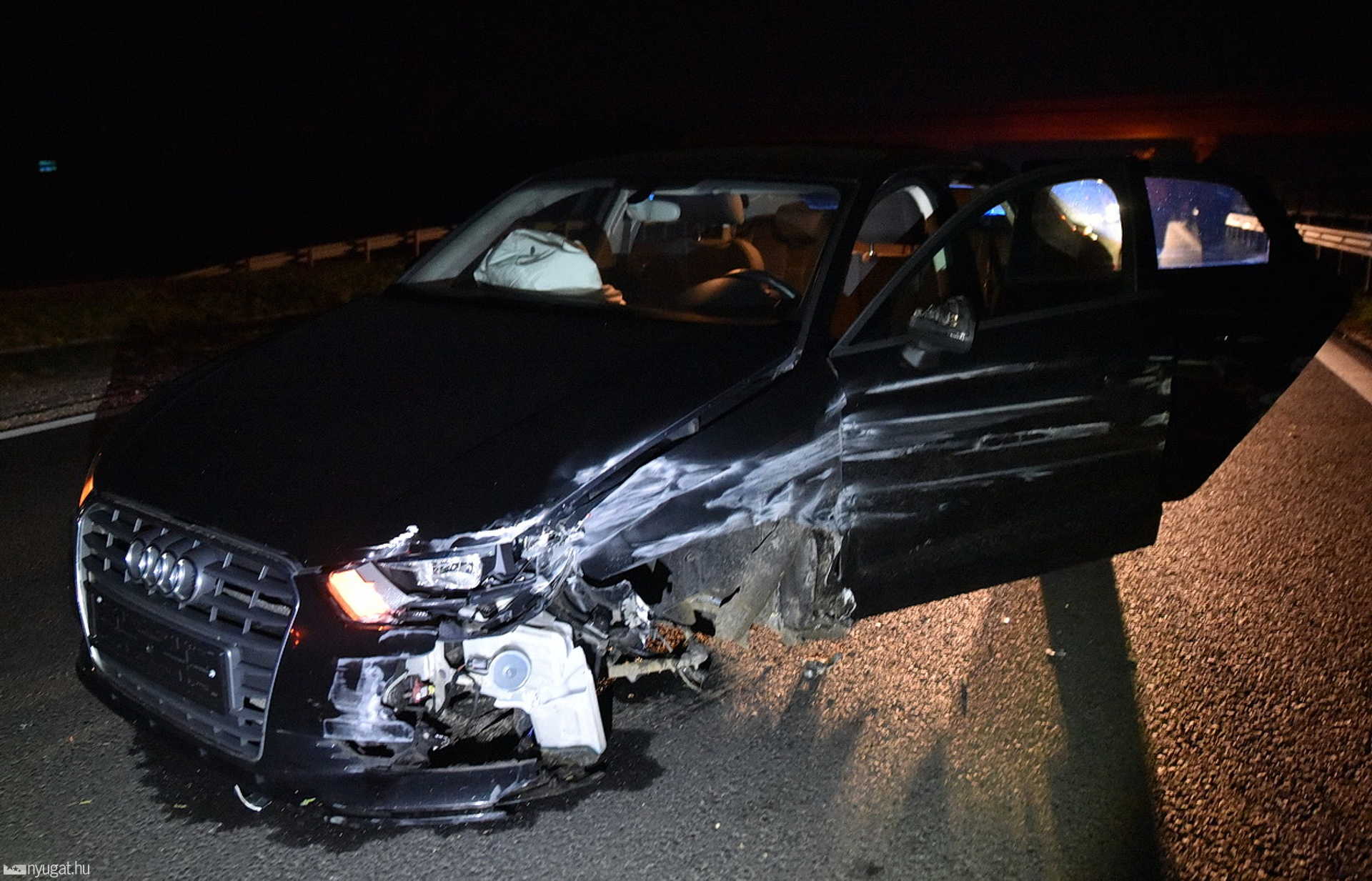 Defekt után ütközött szalagkorlátnak egy Audi az M86-oson, Vépnél