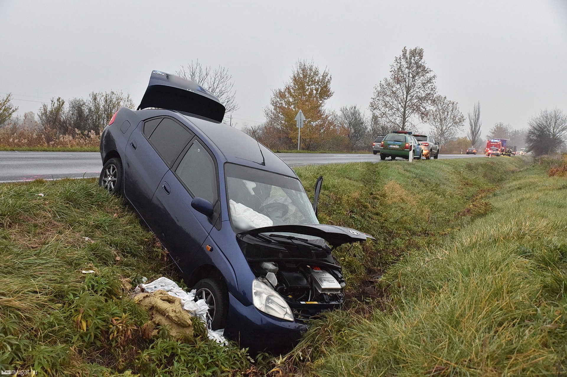 Kamionnak hajtott a hibrid Toyota a 84-esen