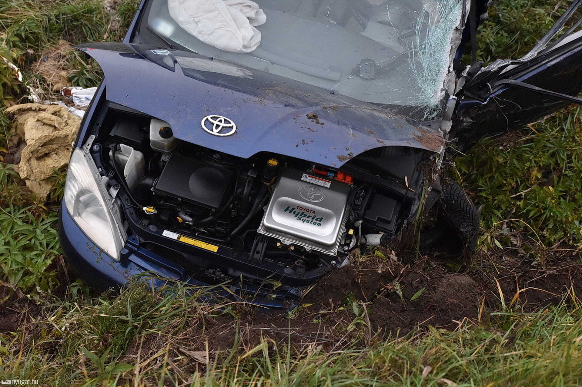 Kamionnak hajtott a hibrid Toyota a 84-esen 