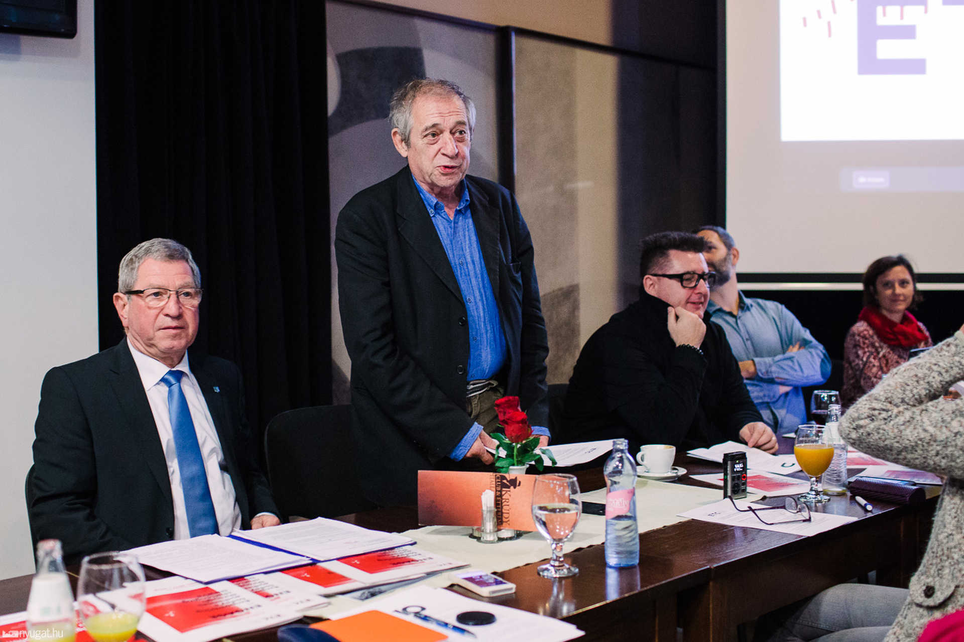 Sajtótájékoztató a Weöres Sándor Színházban. Puskás Tivadar polgármester, Jordán Tamás igazgató és Réthy Attila főrendező 
