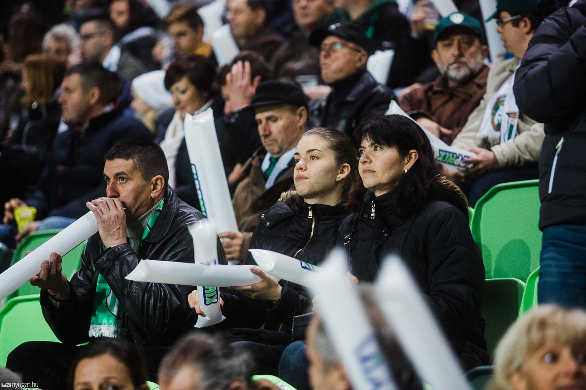 Szurkolók tömege a Haladás stadionavatóján