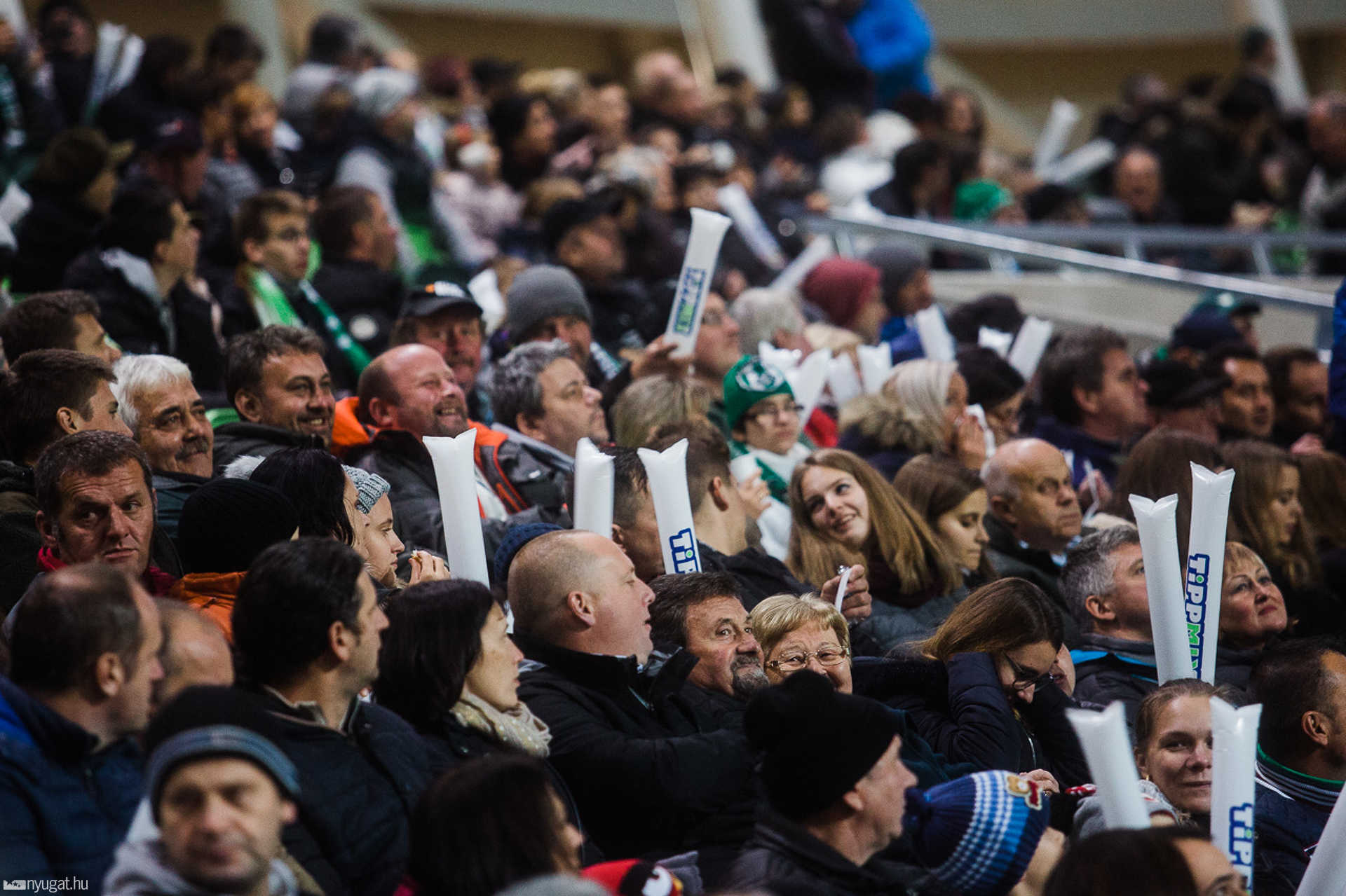 Szurkolók tömege a Haladás stadionavatóján