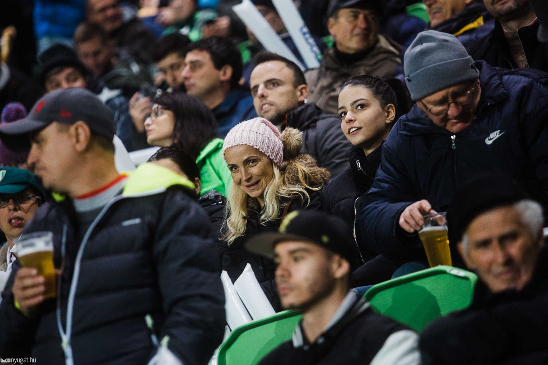 Szurkolók tömege a Haladás stadionavatóján