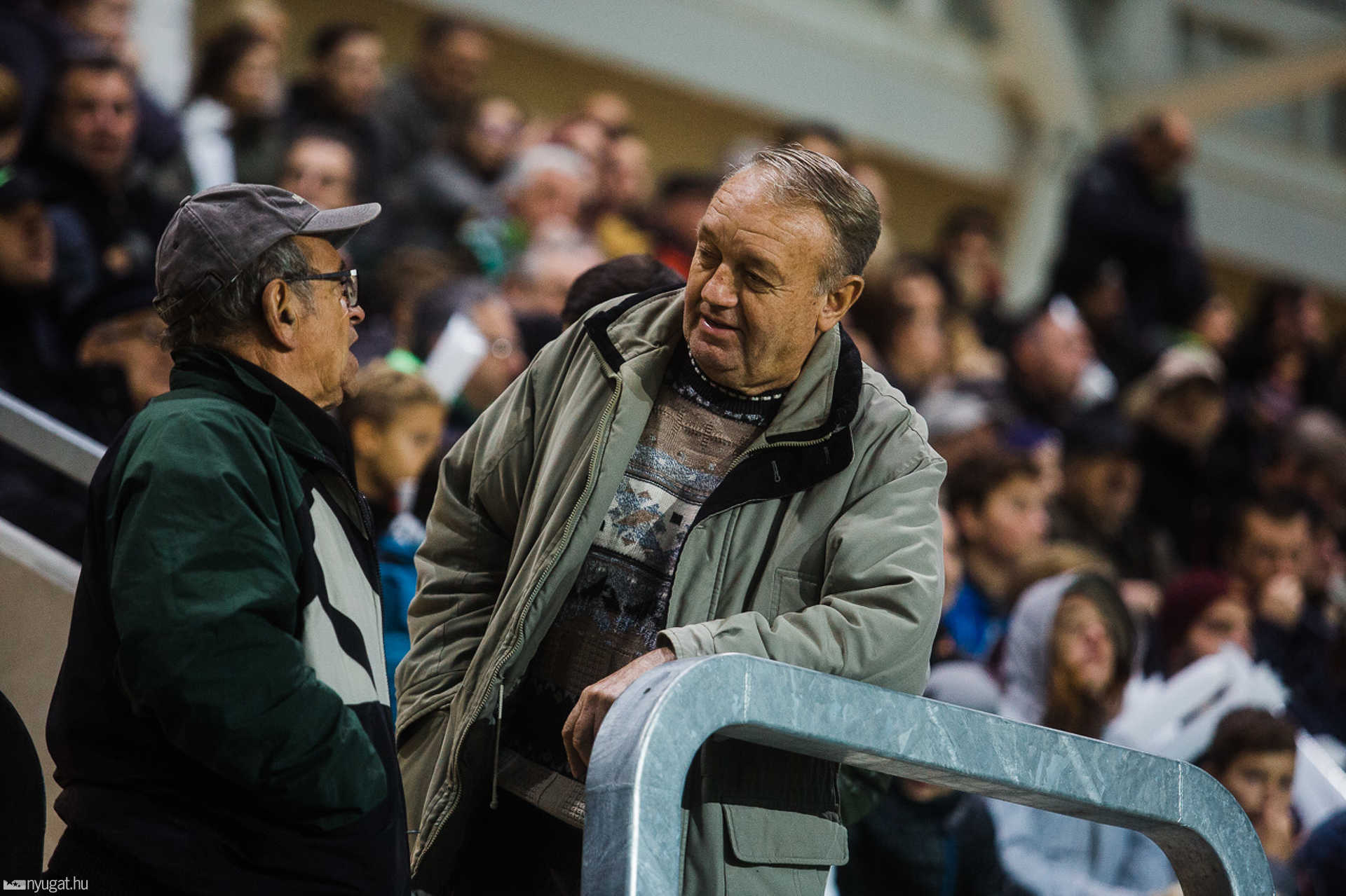 Szurkolók tömege a Haladás stadionavatóján