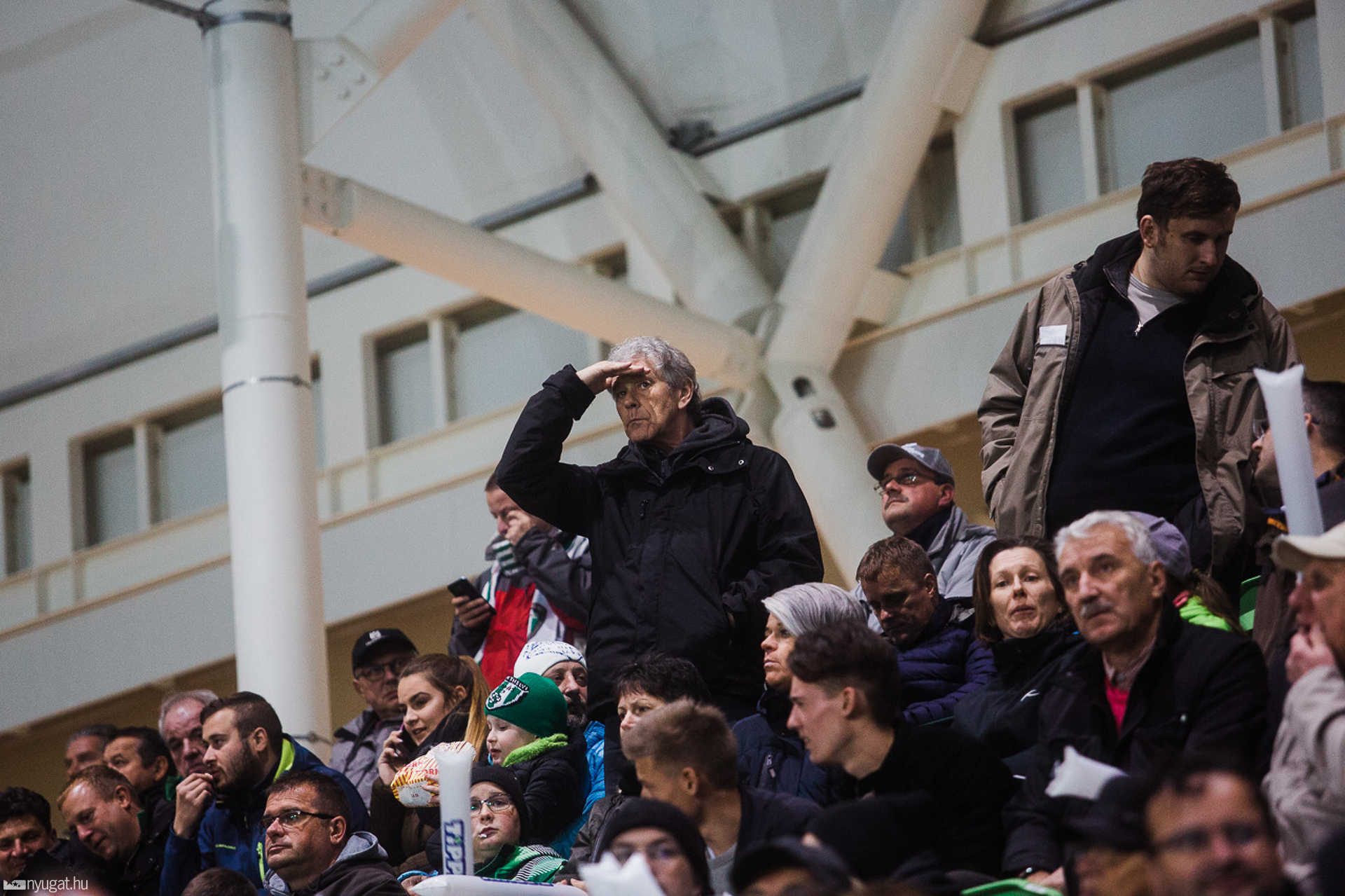 Szurkolók tömege a Haladás stadionavatóján