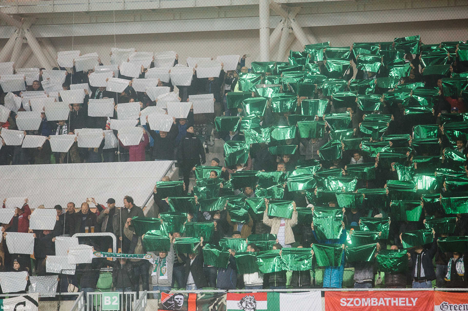 Szurkolók tömege a Haladás stadionavatóján