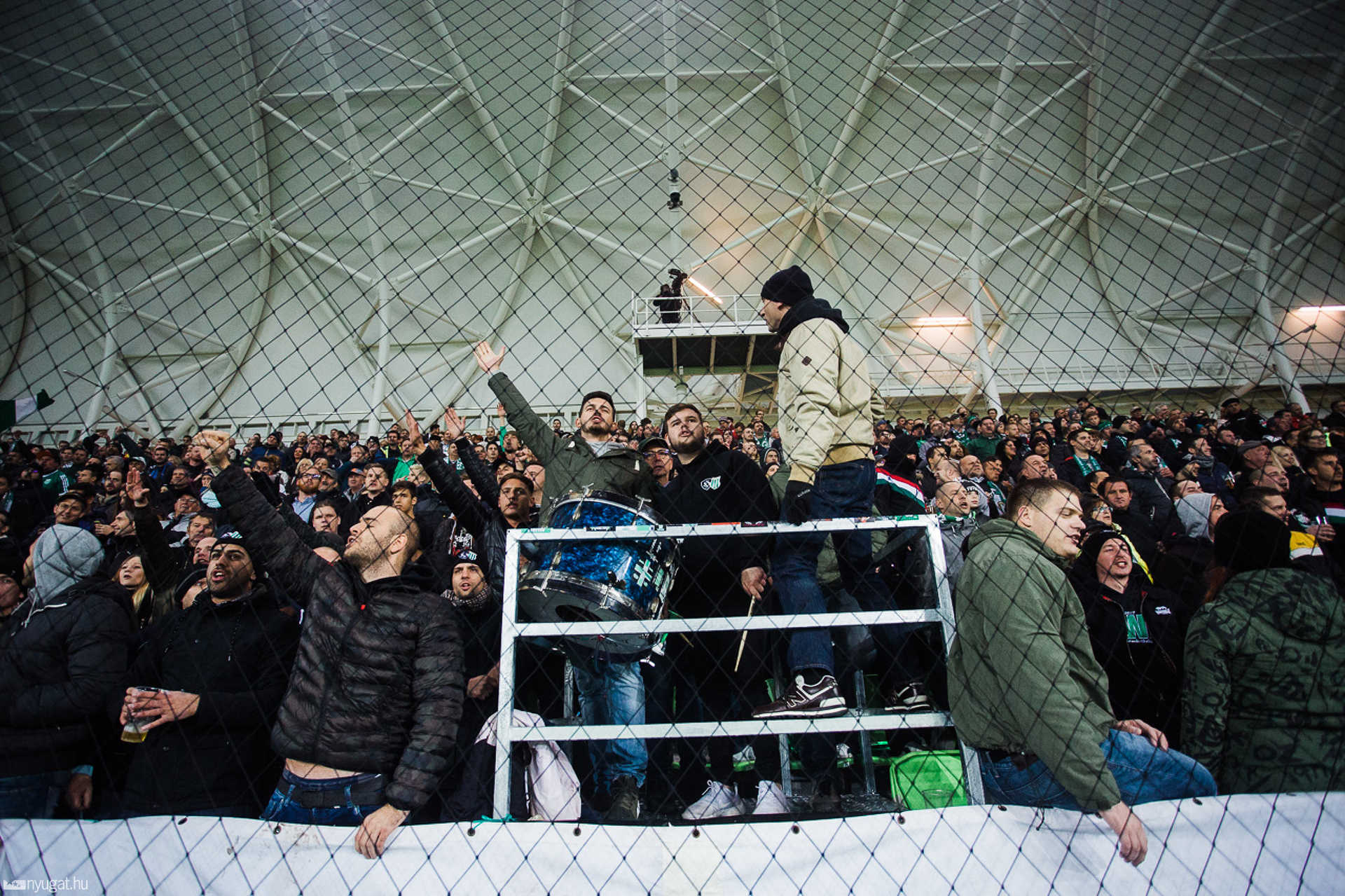 Szurkolók tömege a Haladás stadionavatóján