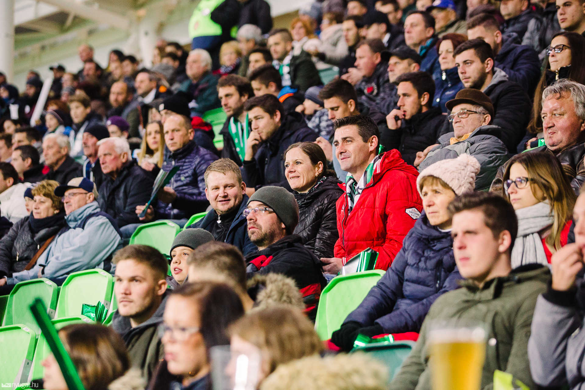 Szurkolók tömege a Haladás stadionavatóján