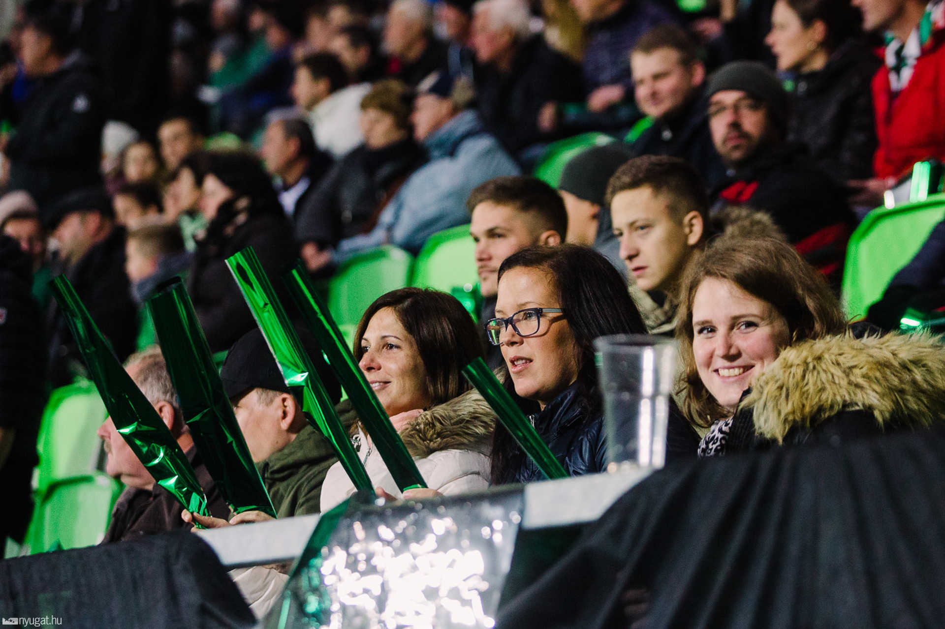 Szurkolók tömege a Haladás stadionavatóján