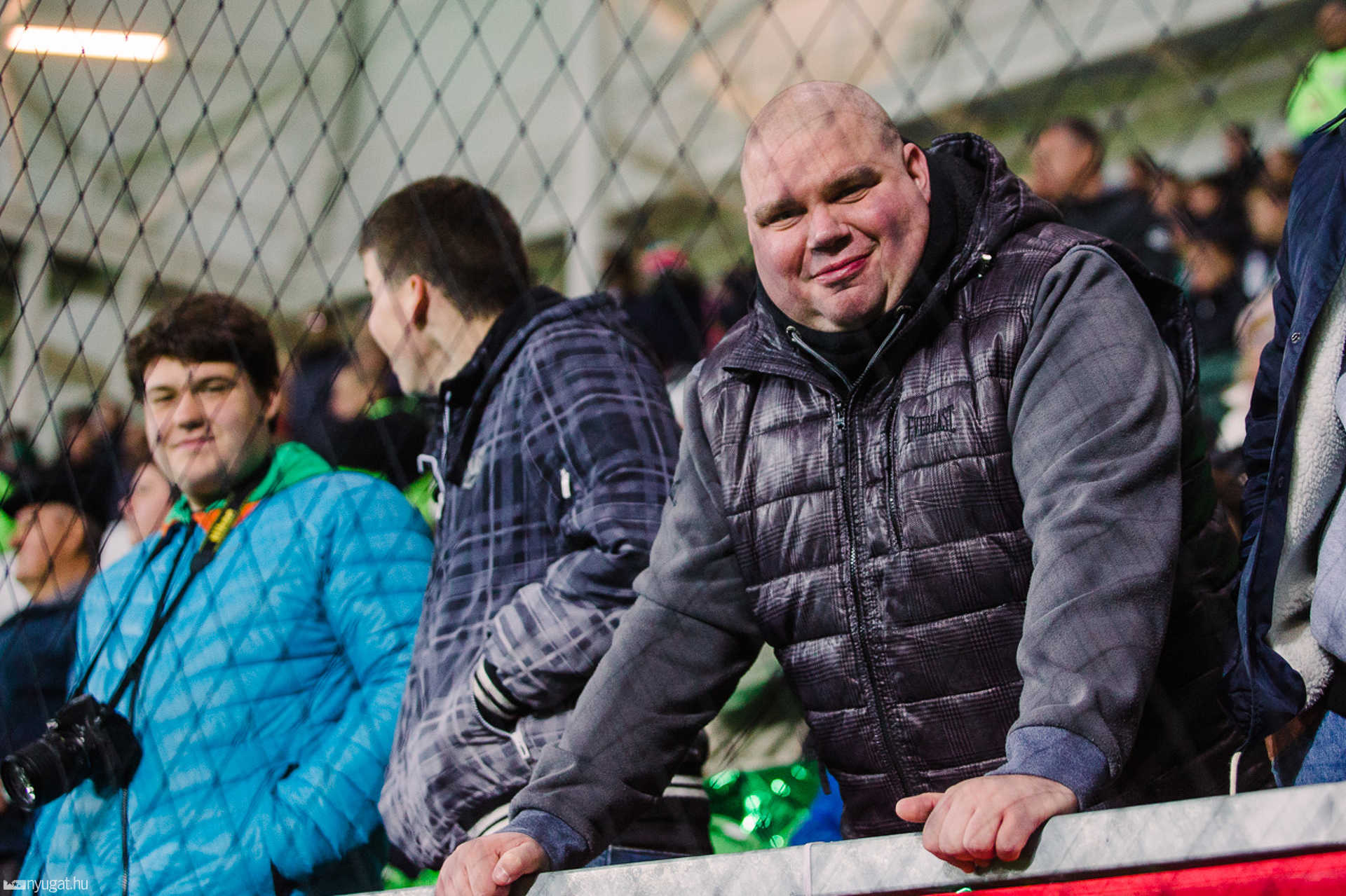 Szurkolók tömege a Haladás stadionavatóján