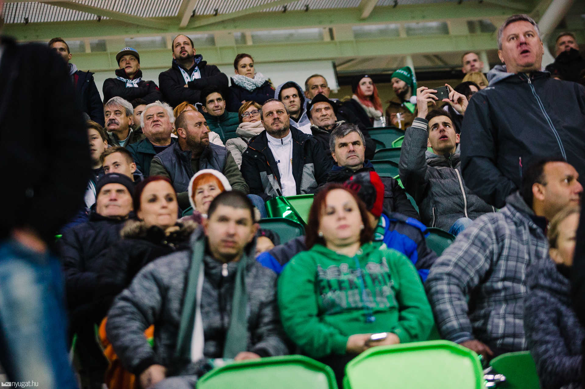 Szurkolók tömege a Haladás stadionavatóján