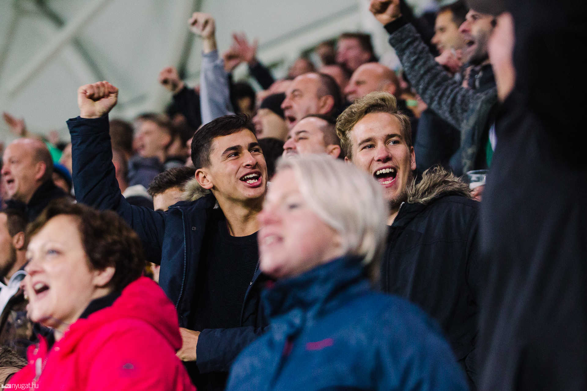 Szurkolók tömege a Haladás stadionavatóján