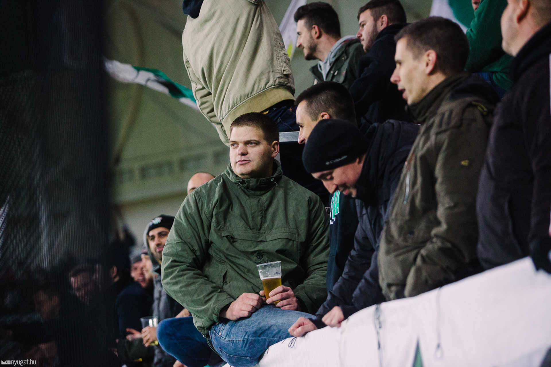 Szurkolók tömege a Haladás stadionavatóján
