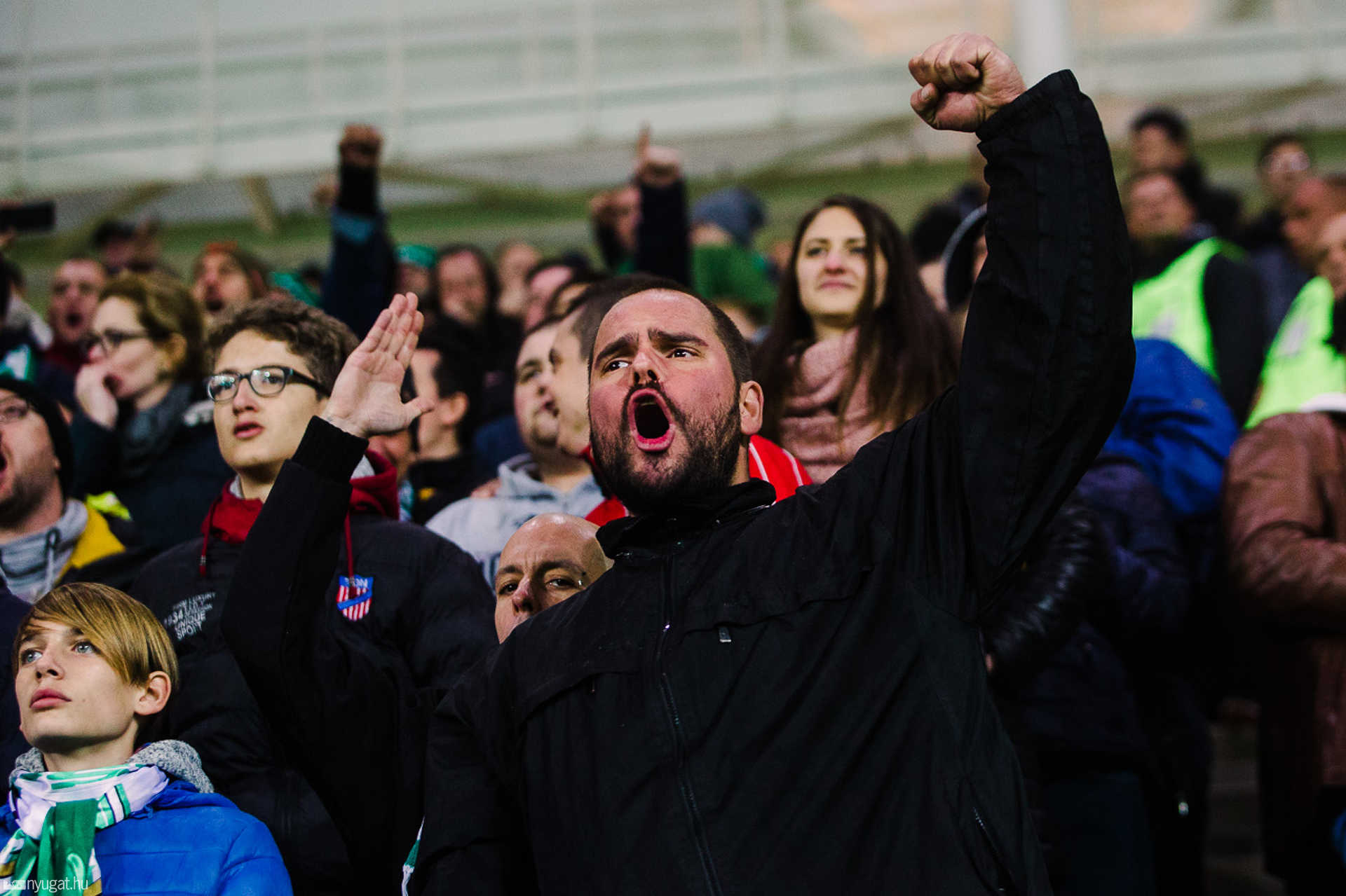 Szurkolók tömege a Haladás stadionavatóján
