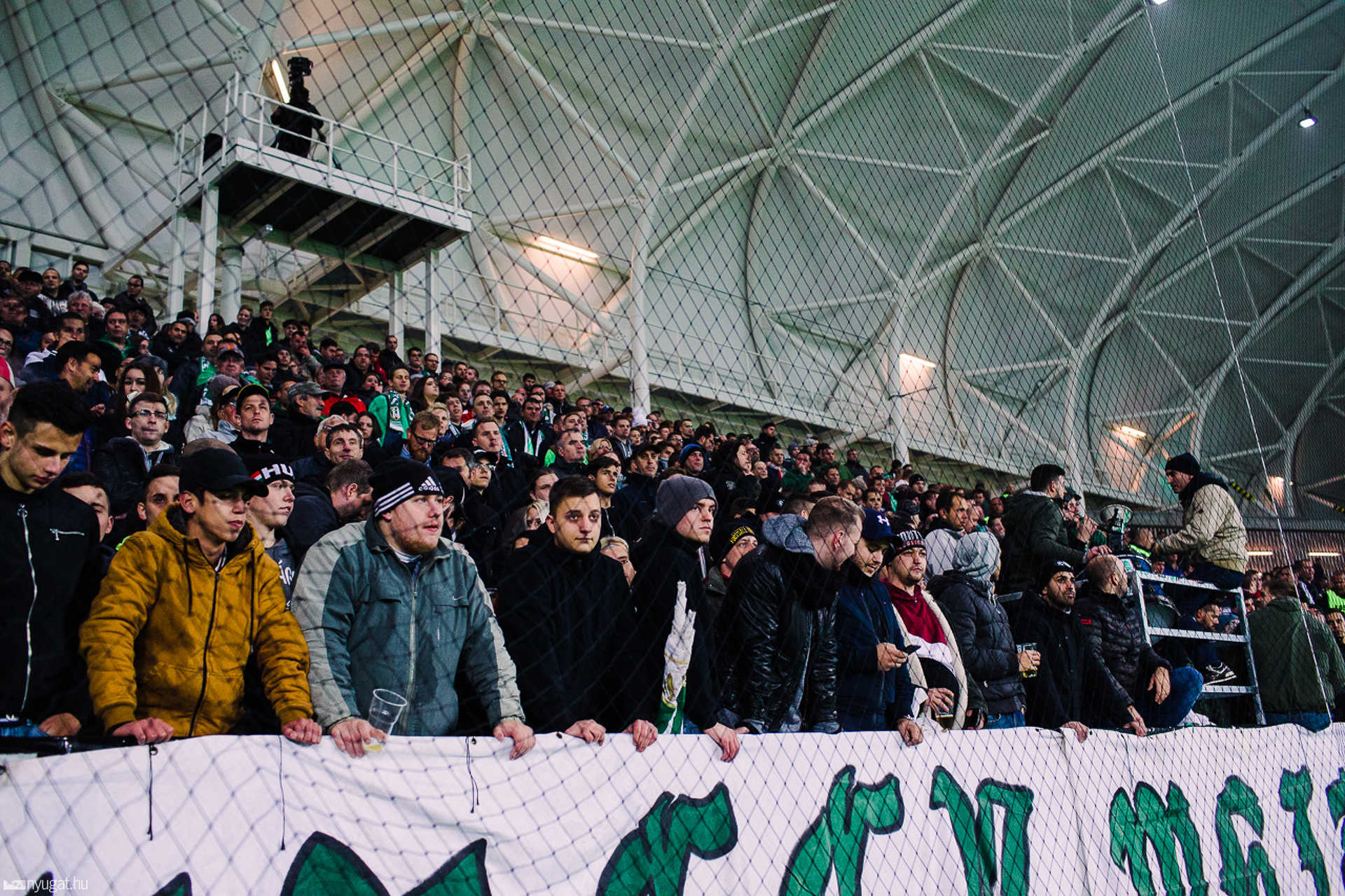 Szurkolók tömege a Haladás stadionavatóján