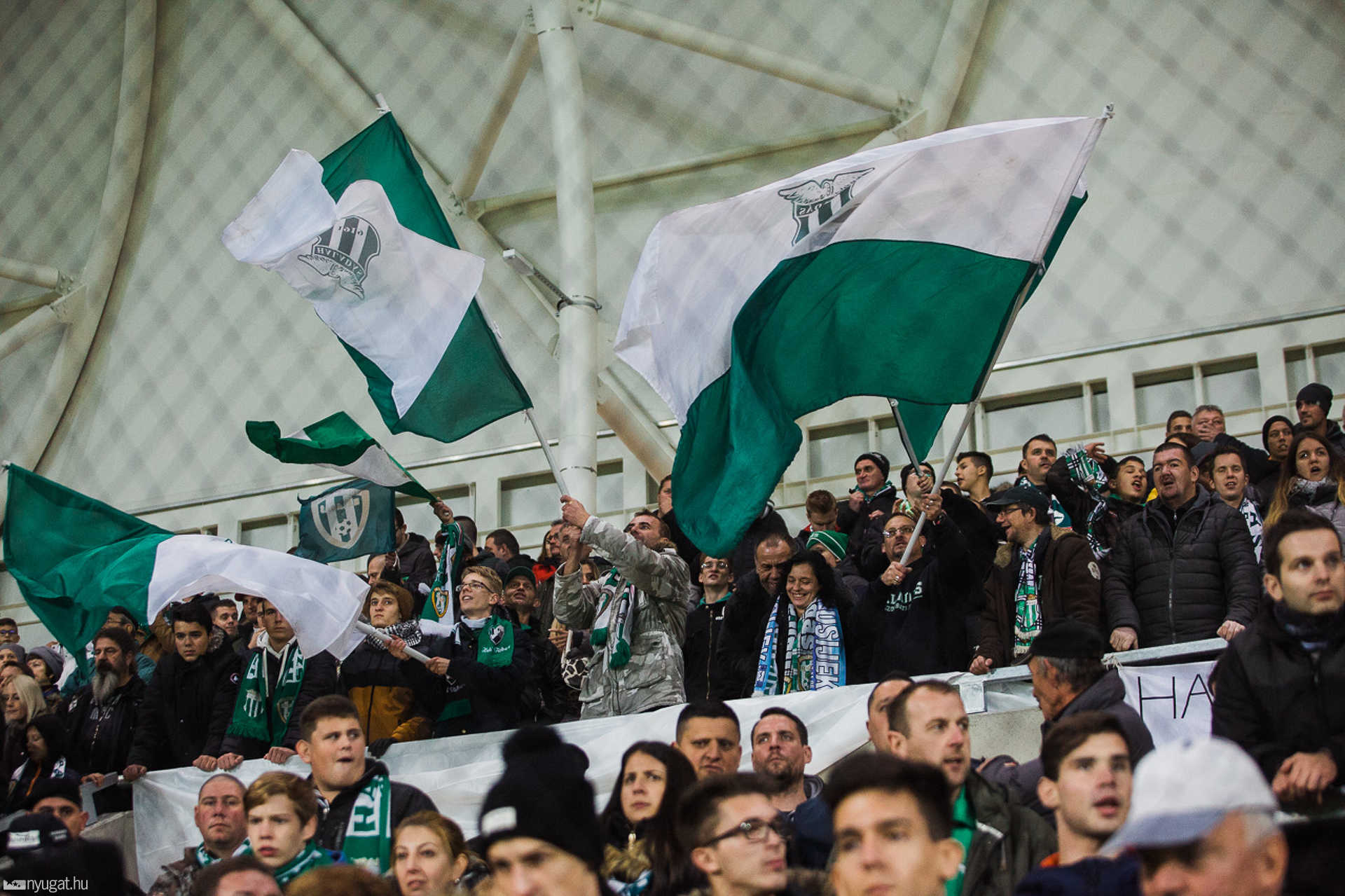 Szurkolók tömege a Haladás stadionavatóján