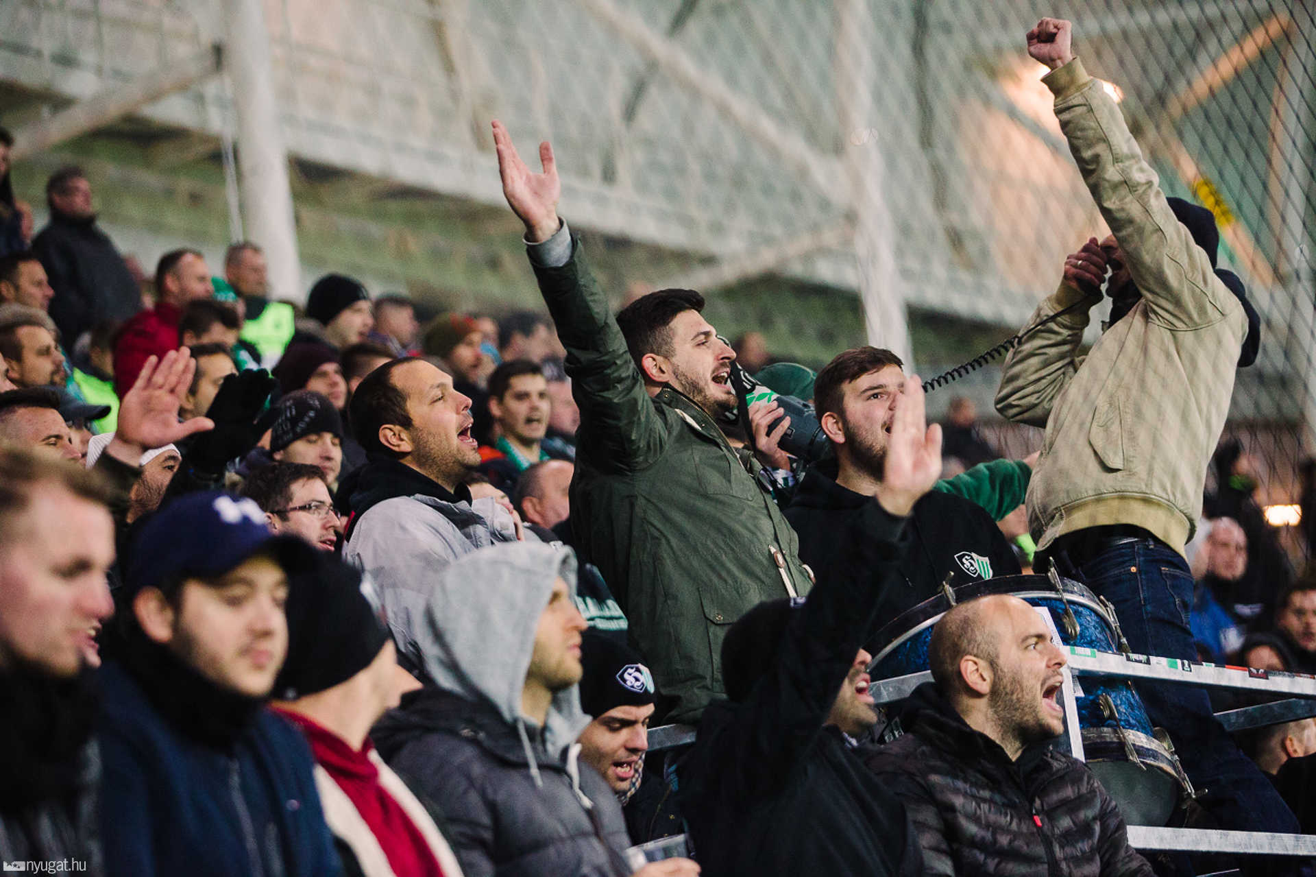 Szurkolók tömege a Haladás stadionavatóján