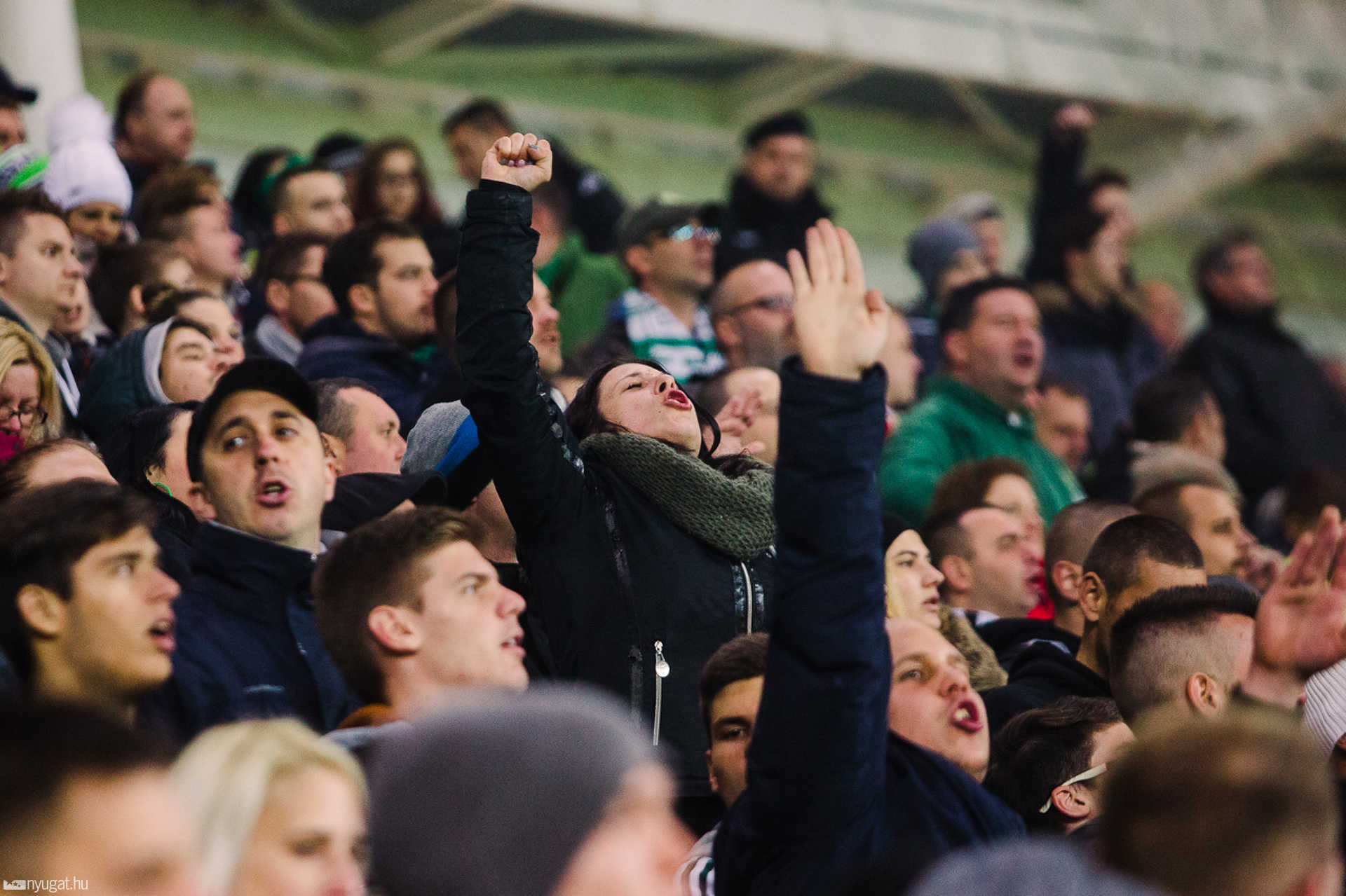 Szurkolók tömege a Haladás stadionavatóján