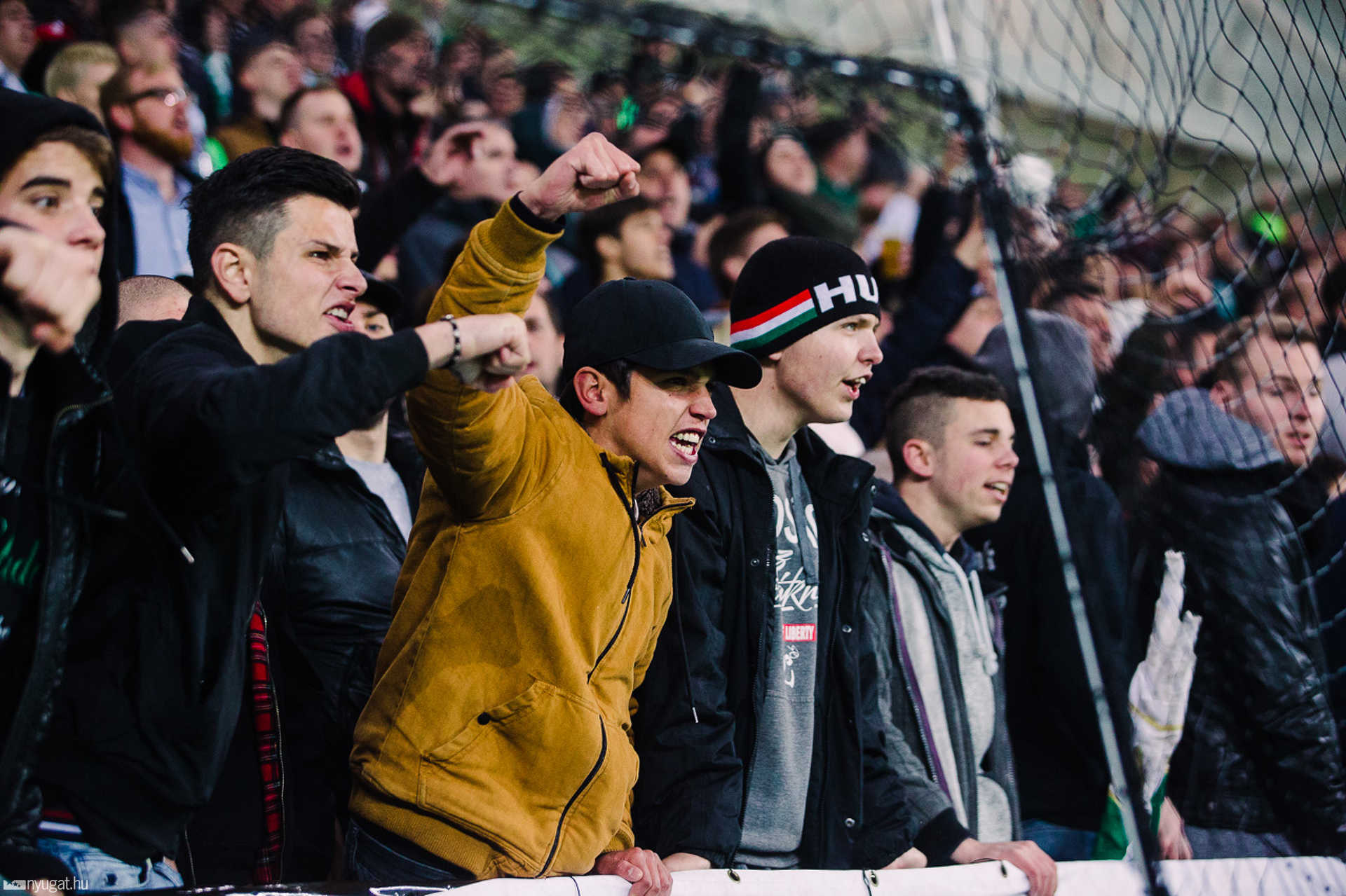 Szurkolók tömege a Haladás stadionavatóján