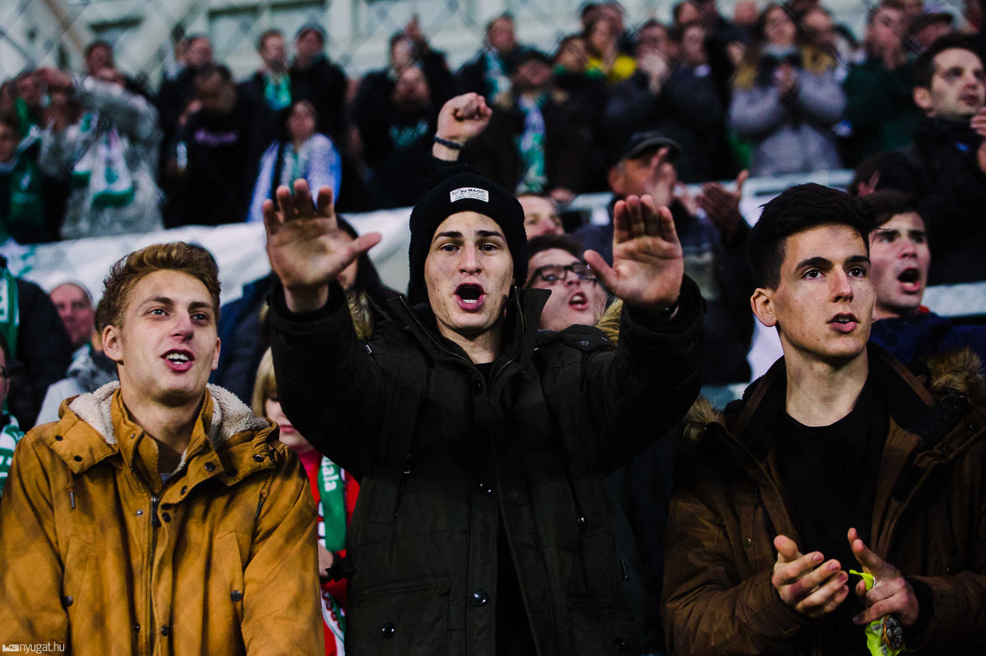 Szurkolók tömege a Haladás stadionavatóján