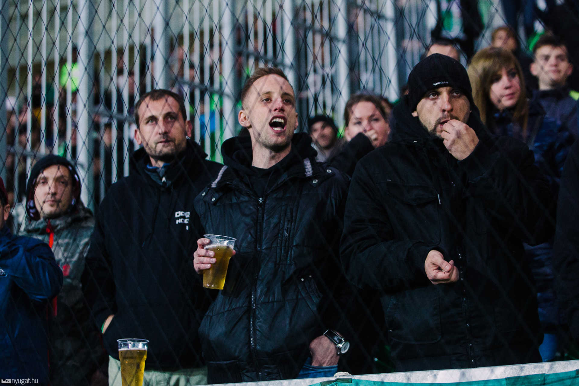 Szurkolók tömege a Haladás stadionavatóján