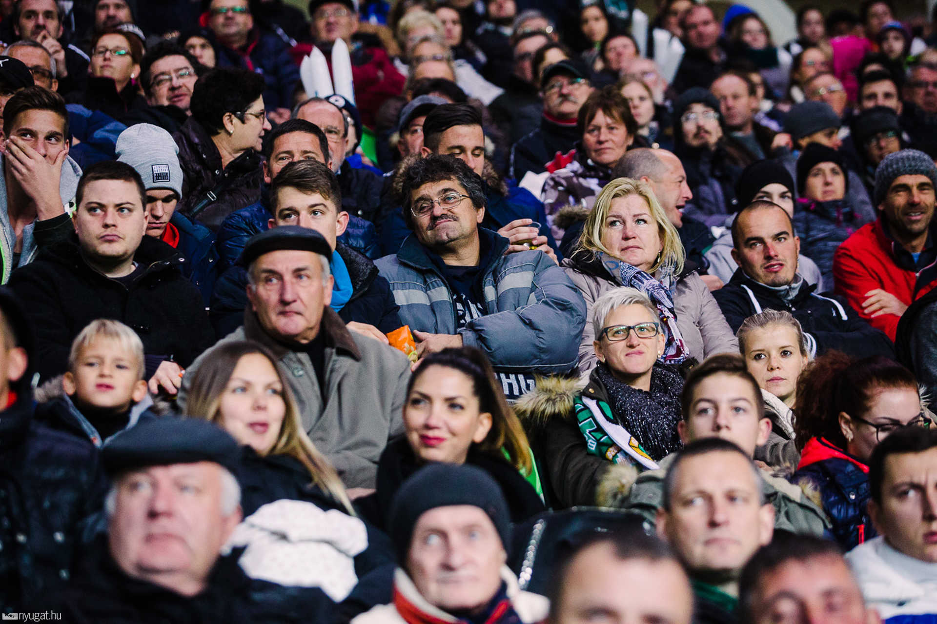 Szurkolók tömege a Haladás stadionavatóján