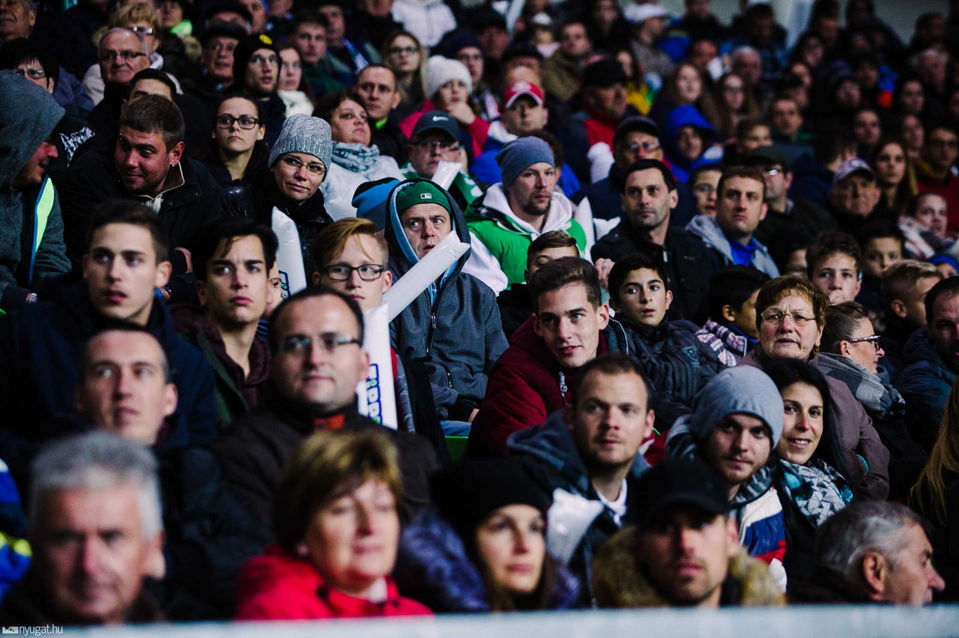 Szurkolók tömege a Haladás stadionavatóján