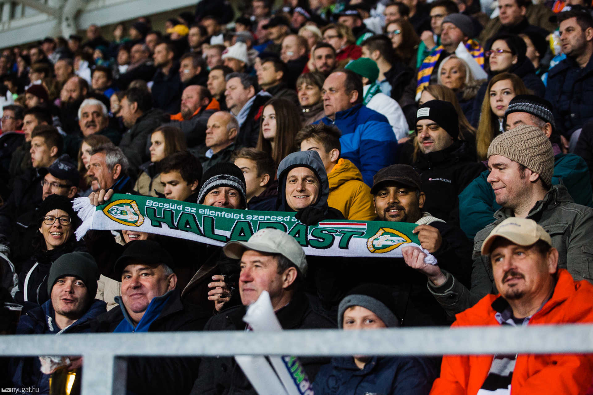 Szurkolók tömege a Haladás stadionavatóján