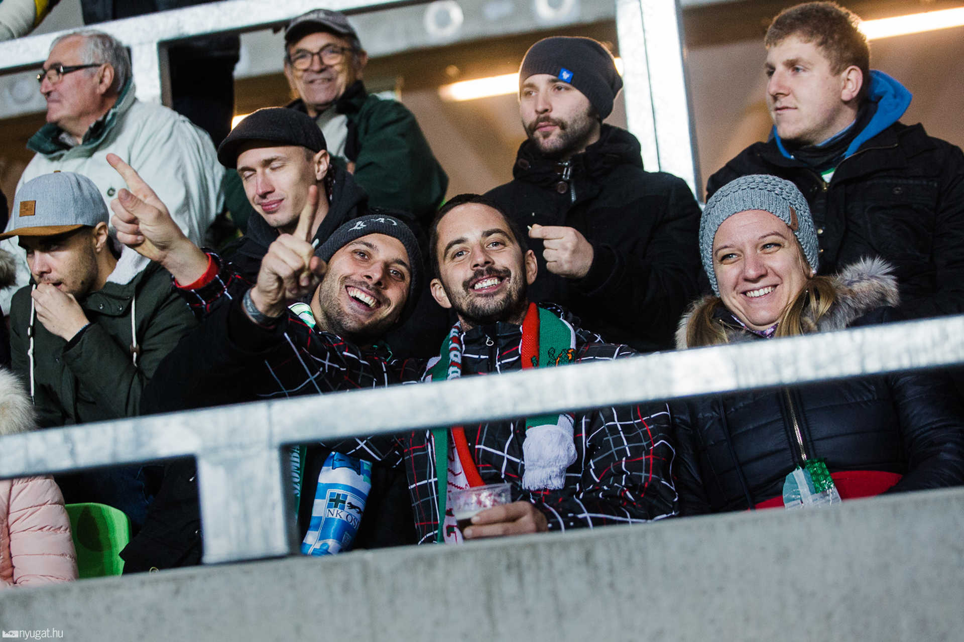 Szurkolók tömege a Haladás stadionavatóján