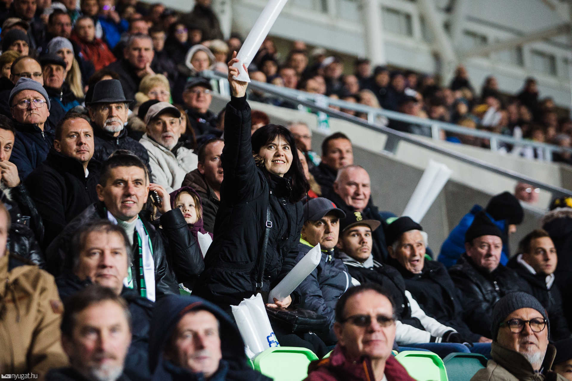 Szurkolók tömege a Haladás stadionavatóján