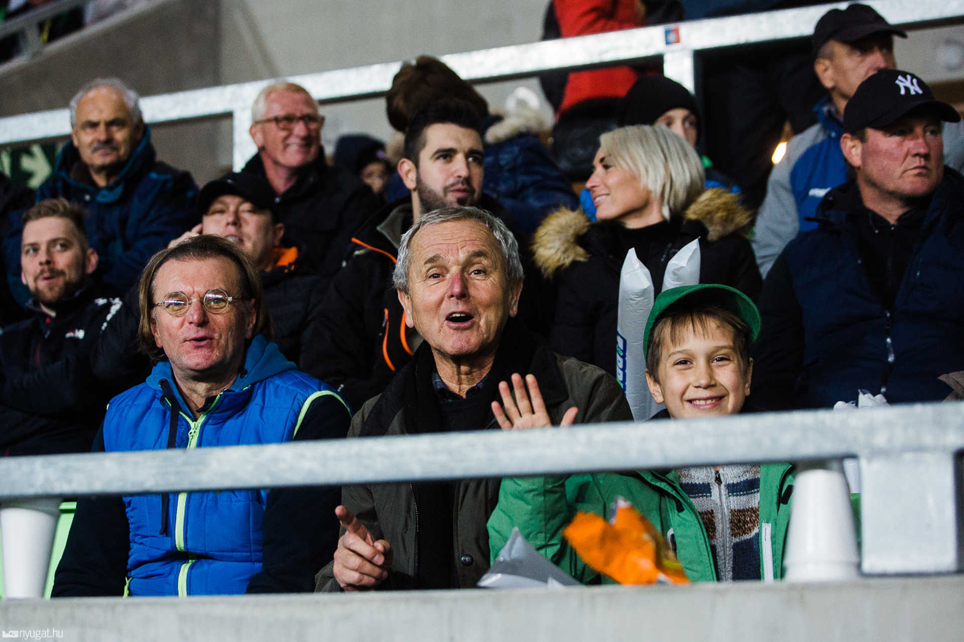 Szurkolók tömege a Haladás stadionavatóján