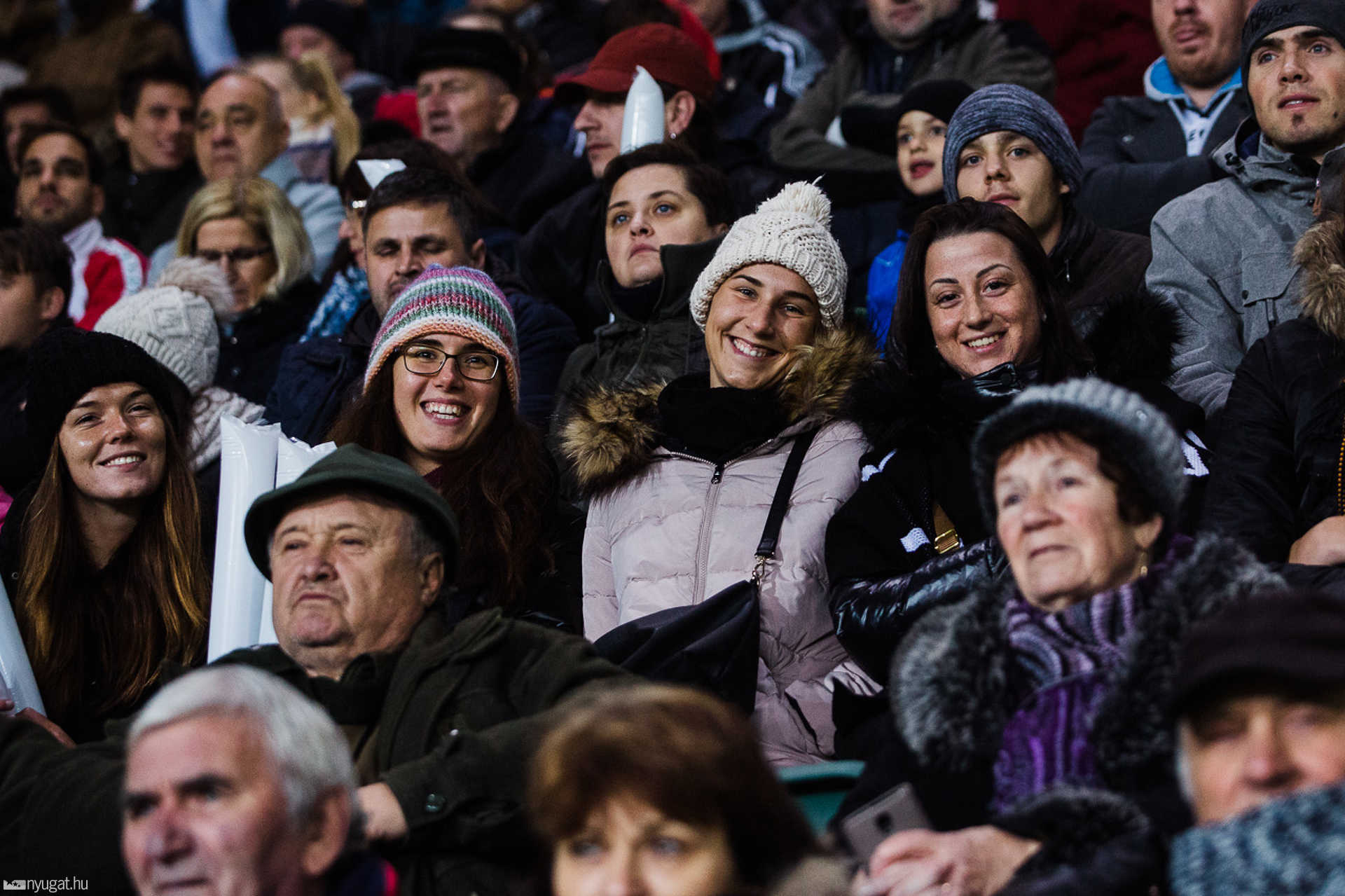 Szurkolók tömege a Haladás stadionavatóján