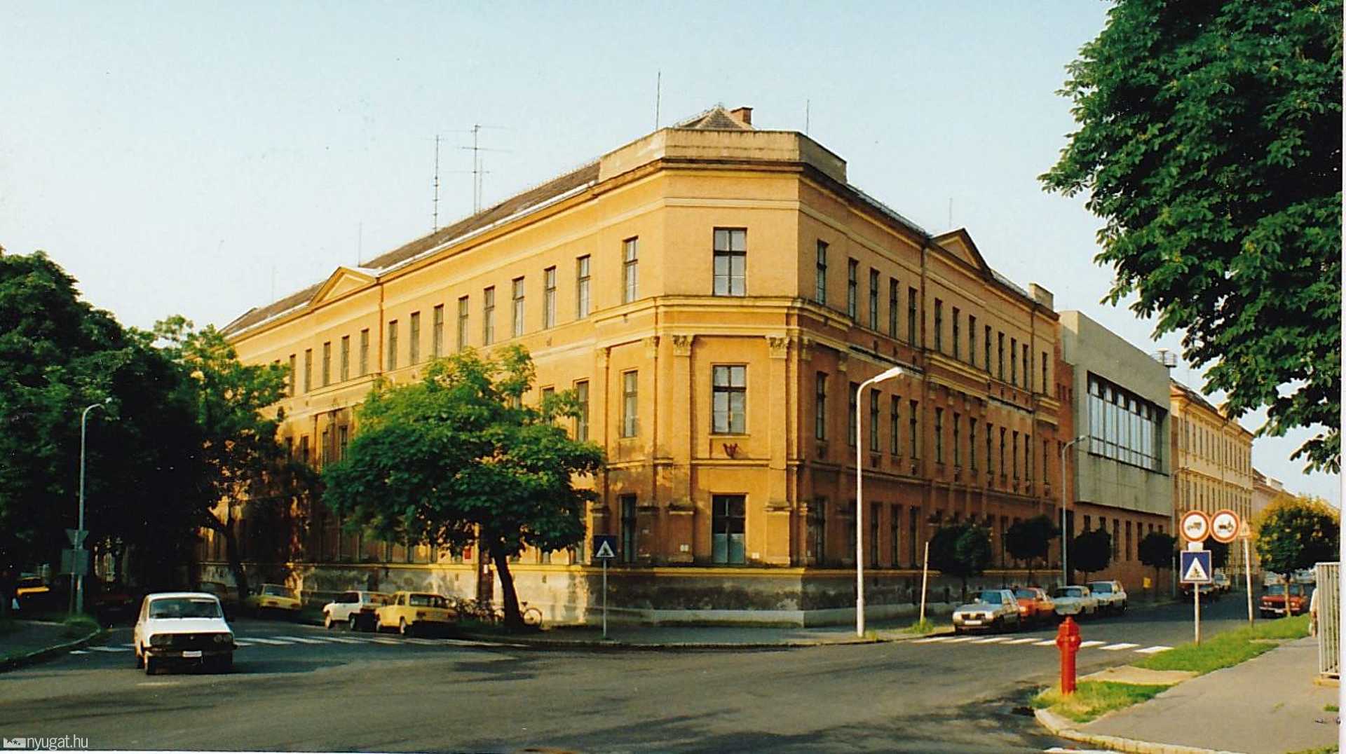 A 100 éves Kanizsai épülete, valamikor 30-40 éve 