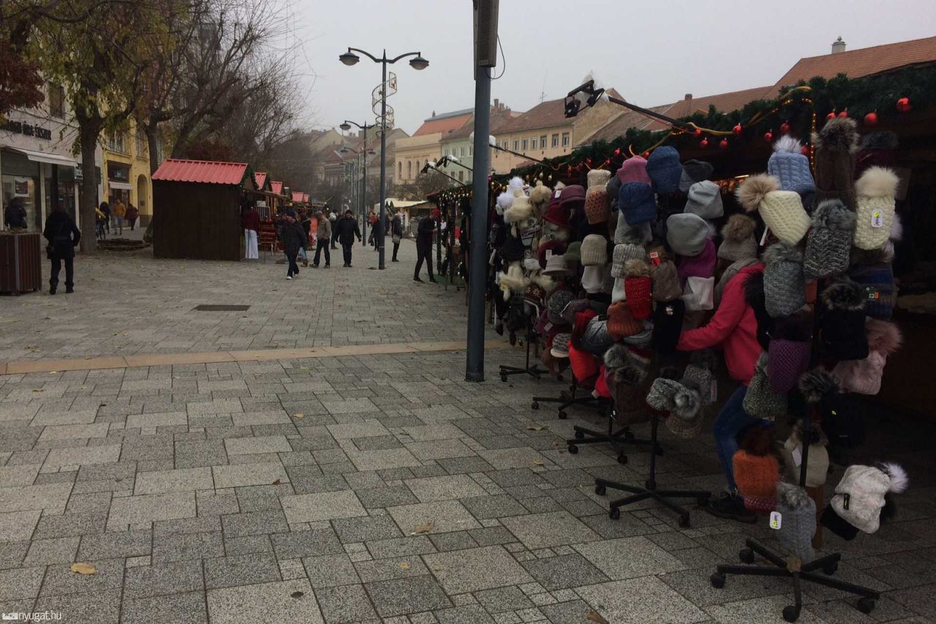 Adventi vásár nyitás előtt 2017. 