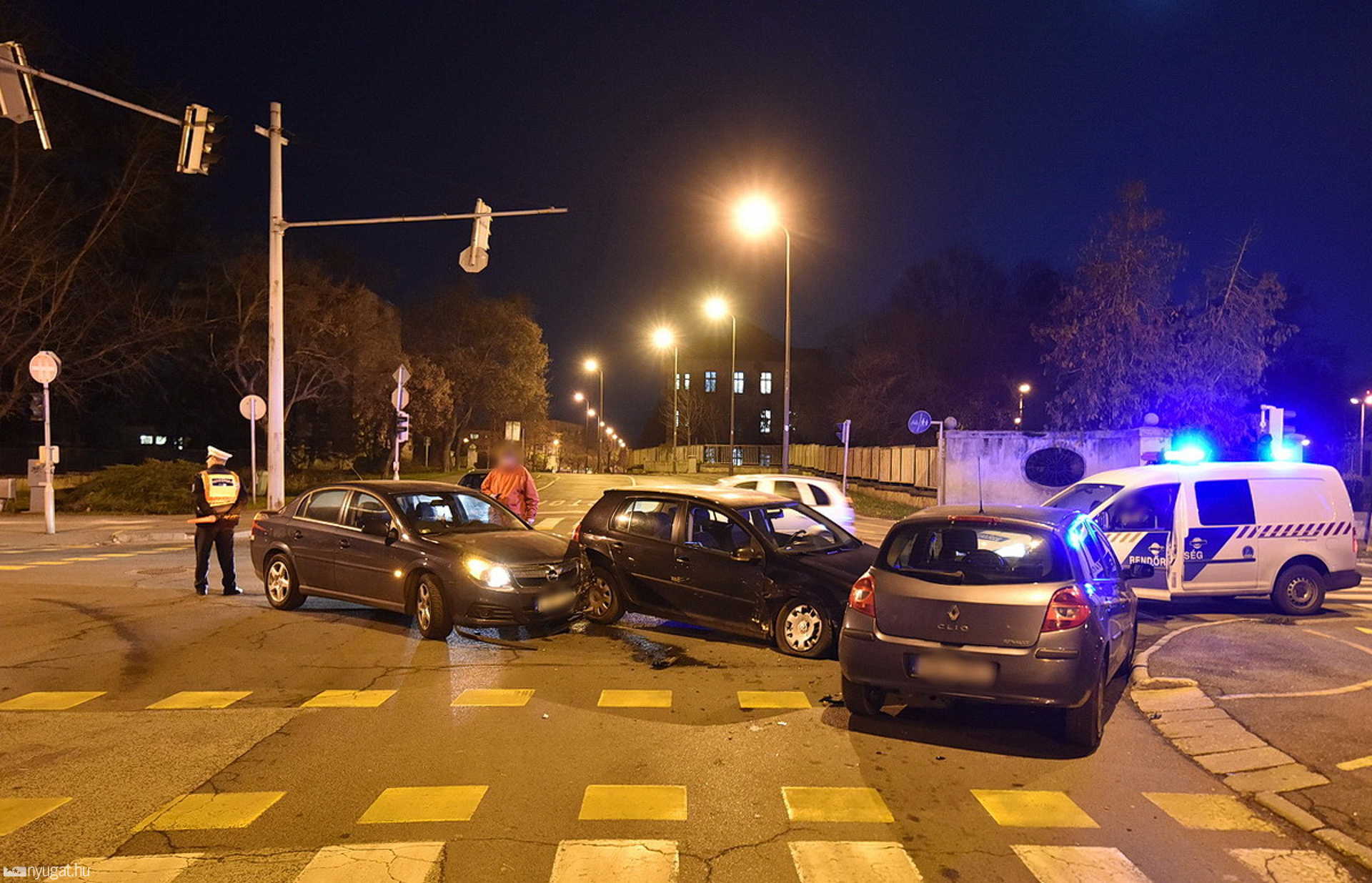 Három autó ütközött a kórháznál, Szombathelyen