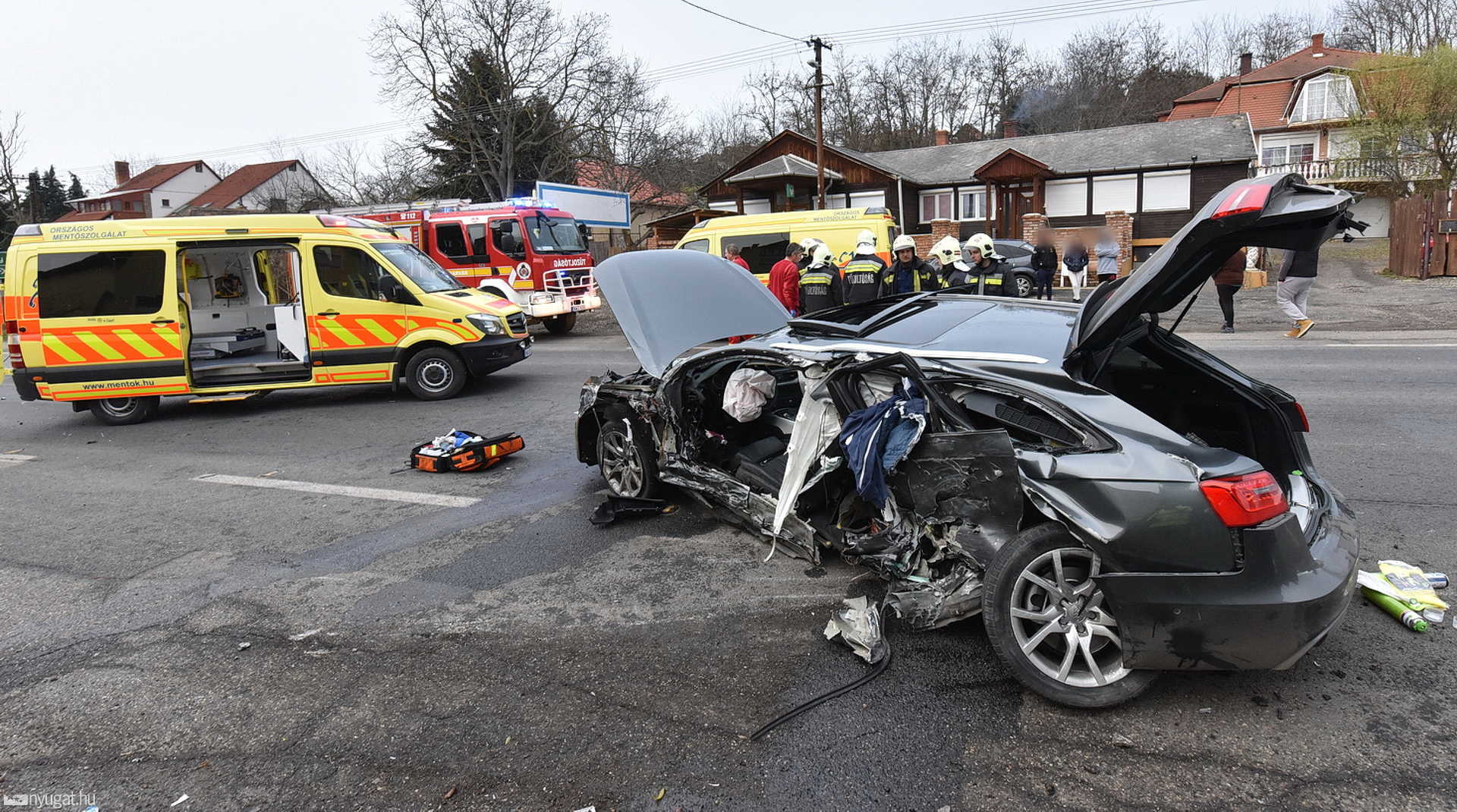 Előzés közben megpördülő Opel tarolt le egy Fordot Sárváron