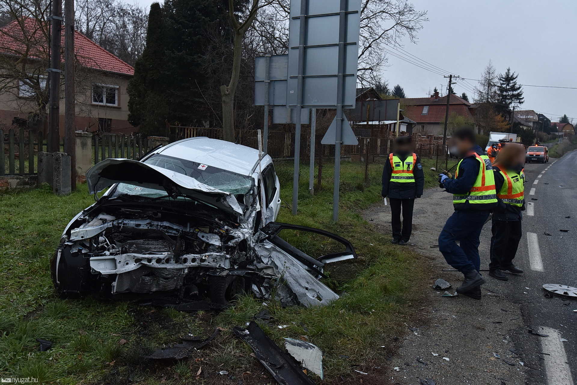 Előzés közben megpördülő Opel tarolt le egy Fordot Sárváron