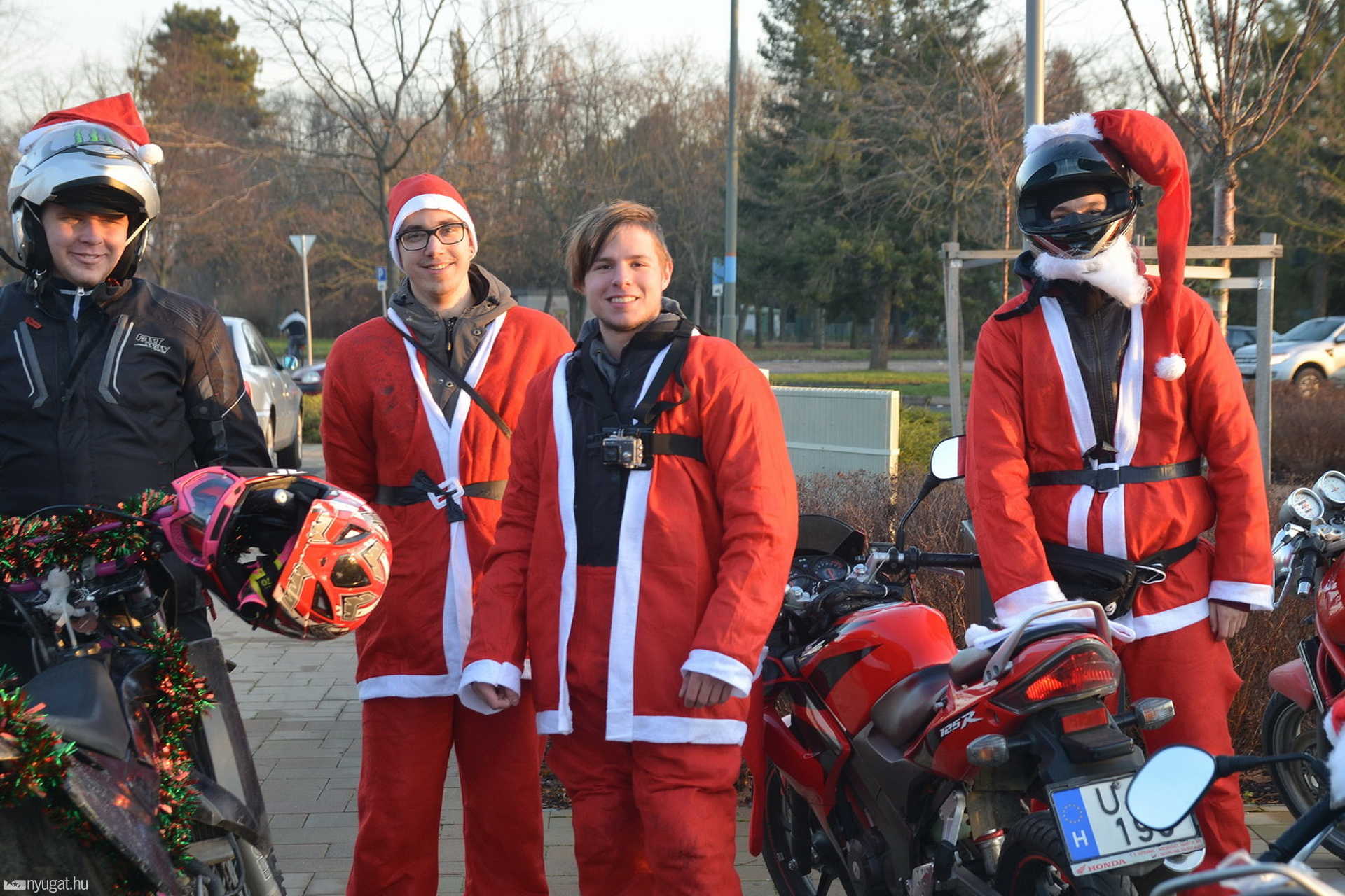 Mikulás ruhás motorosok Szombathelyen