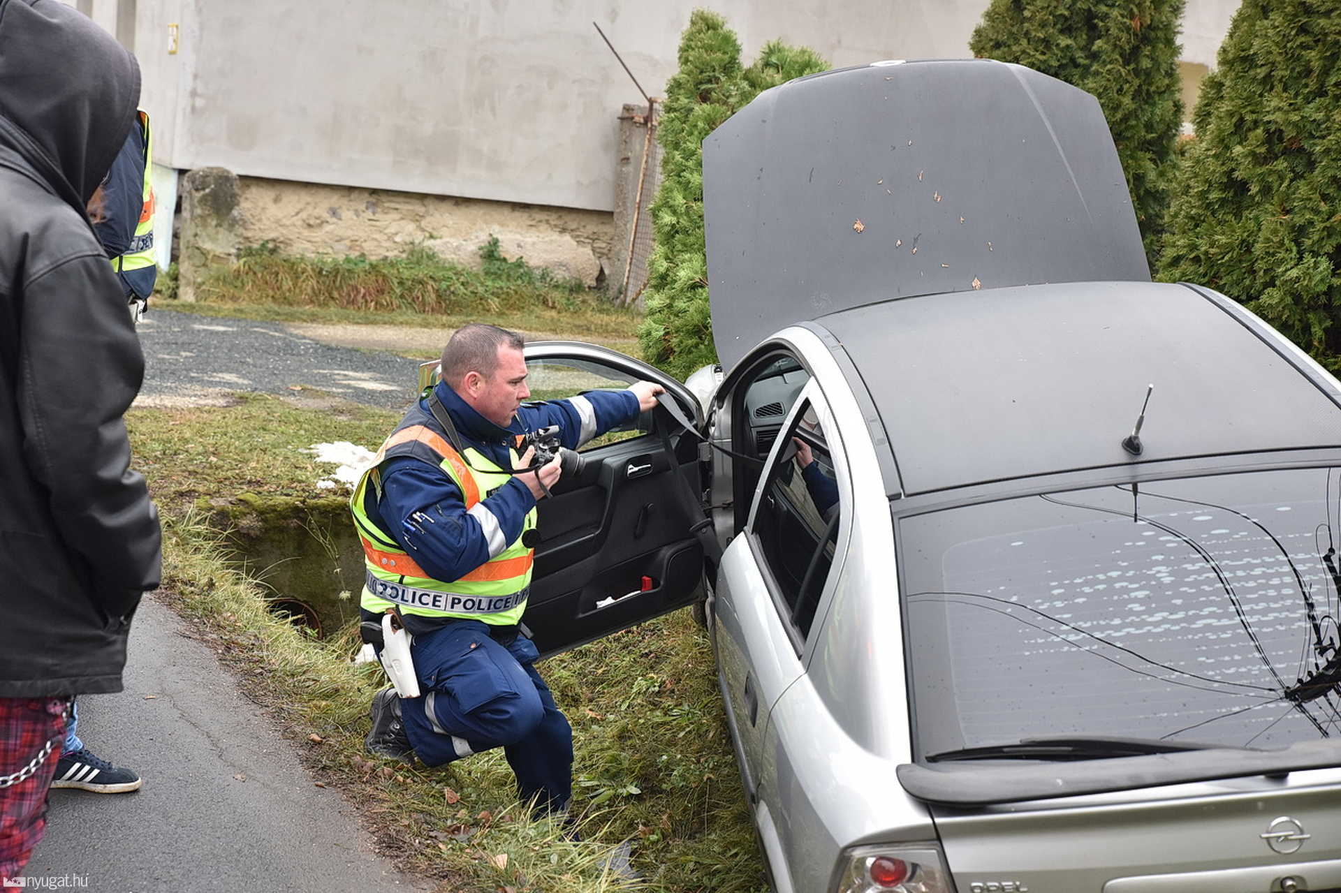 Parkoló autónak ütközött, majd árokba hajtott egy Opel Gencsapátiban