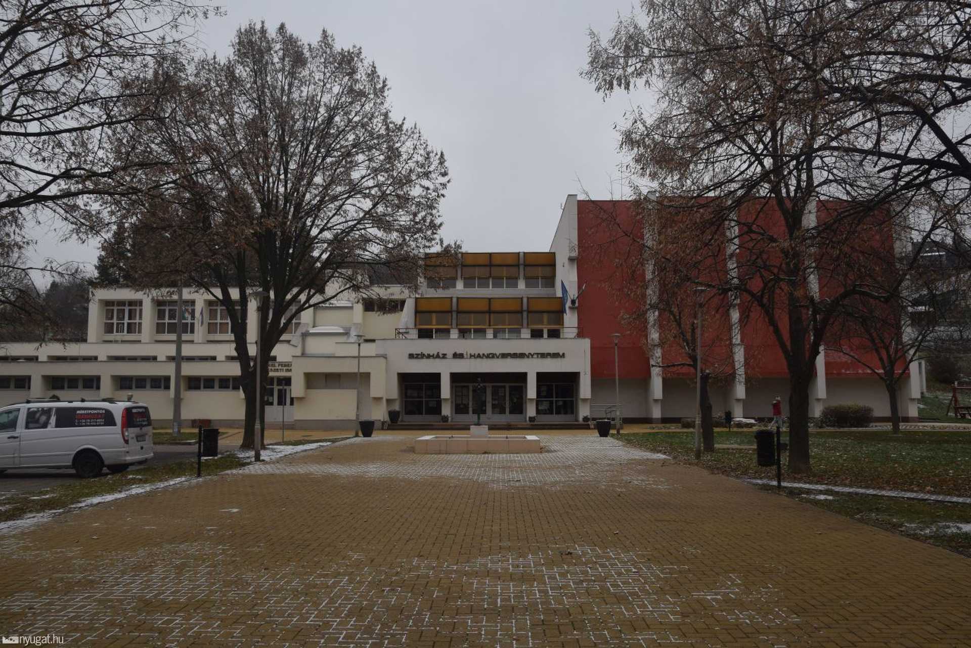 A komlói színház