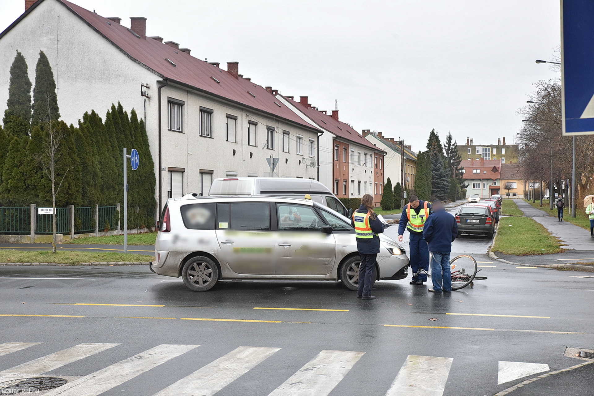 Taxi elé tekert egy kerékpáros, megsérült az idős biciklis