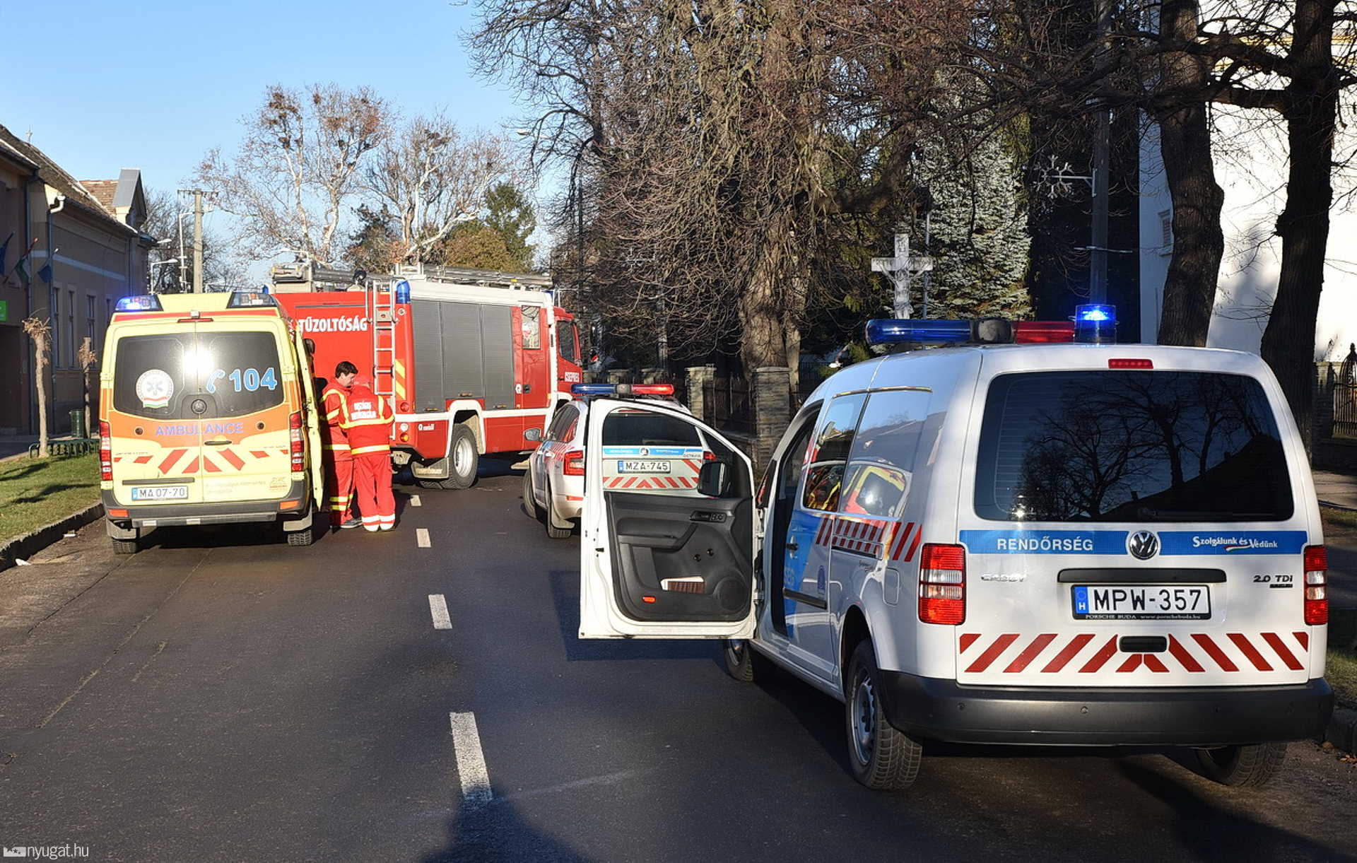 Felborult a parkoló autónak ütköző Daewoo Csepregen