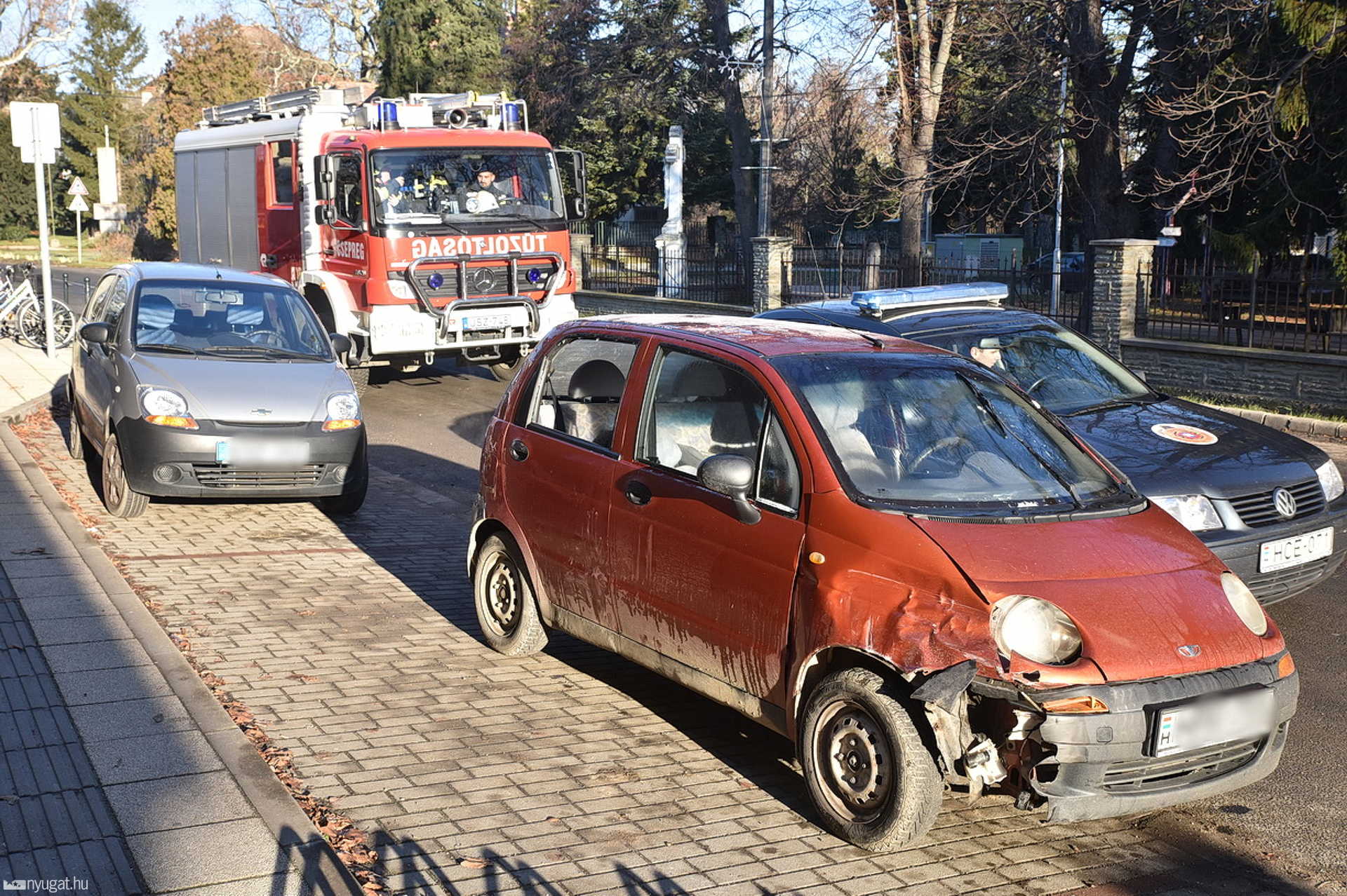 Felborult a parkoló autónak ütköző Daewoo Csepregen