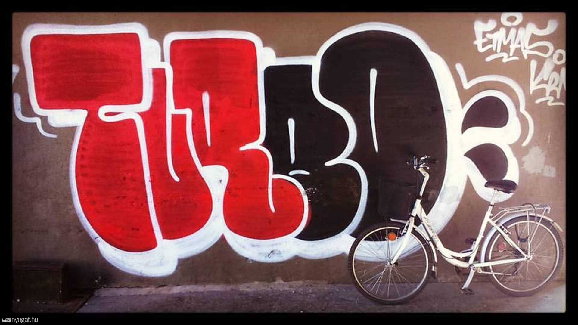 Egyszerű, letisztult tag