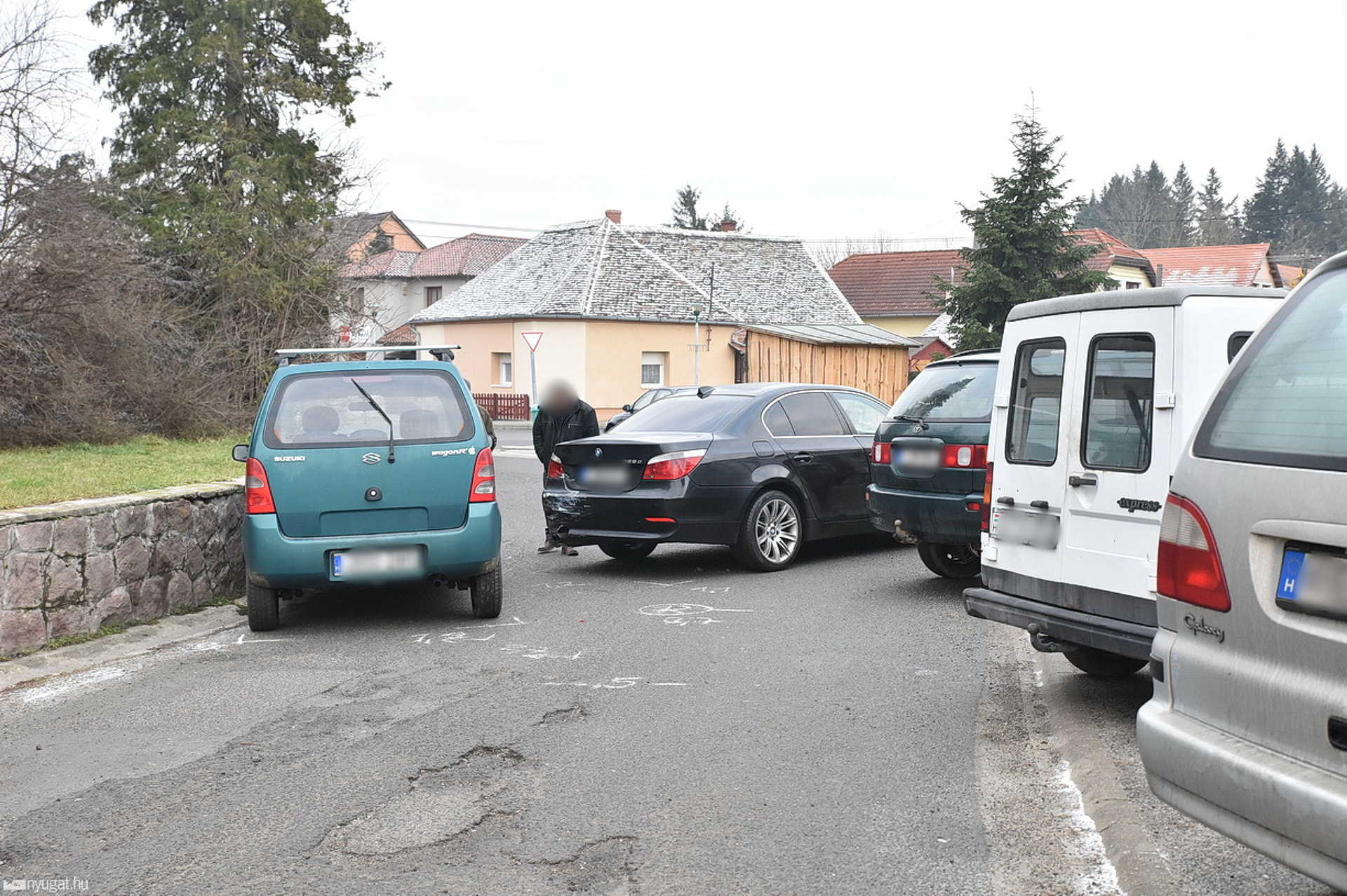 Tolató BMW tolta kőfalnak a Suzukit Jákon