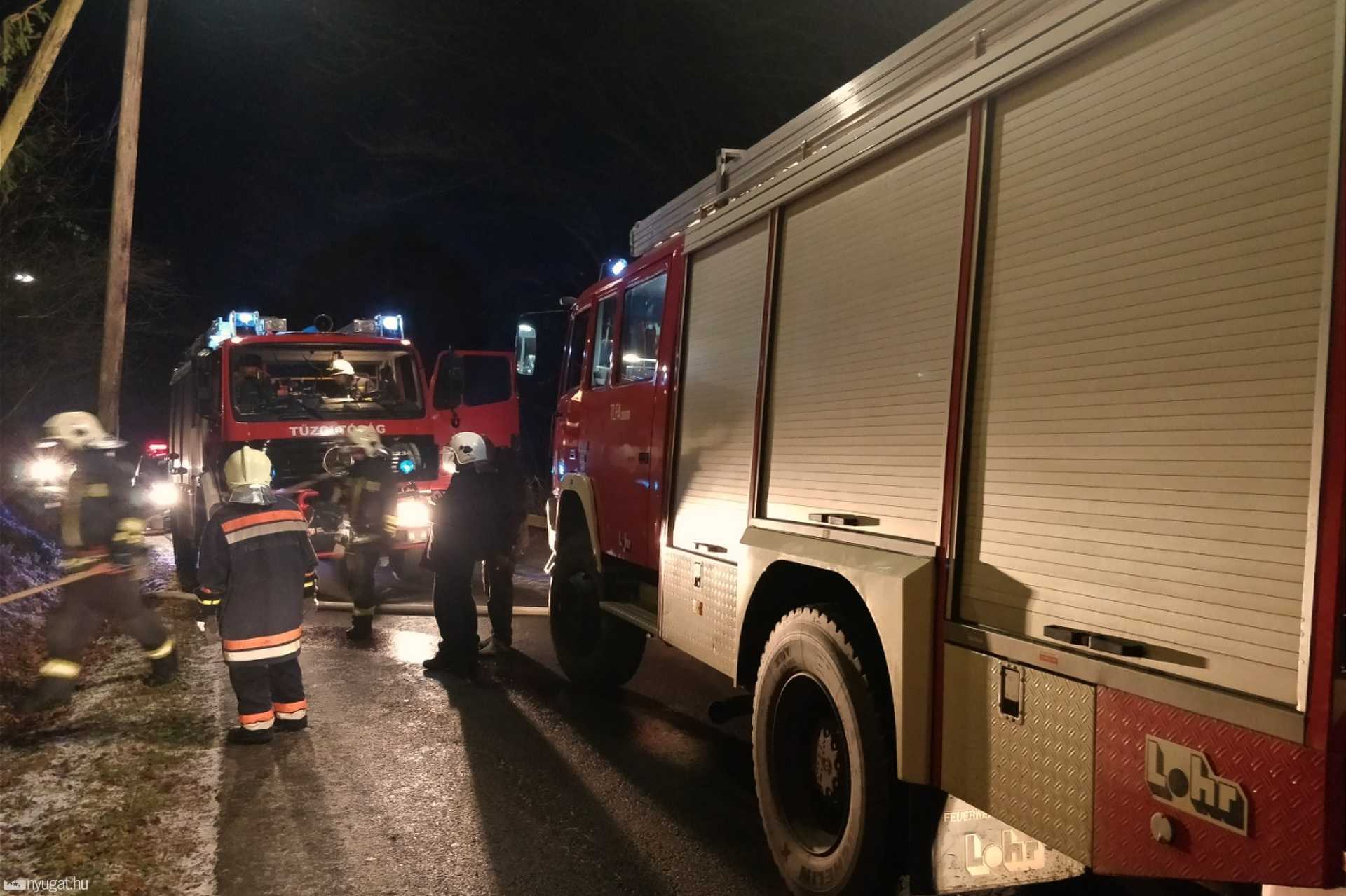 Kigyulladt egy ház tetőszerkezete Velemben