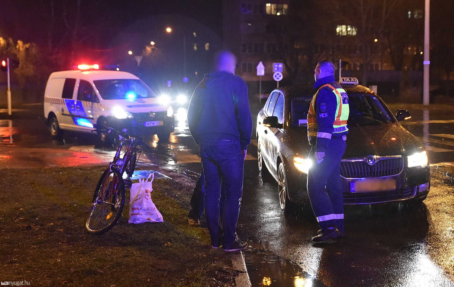 Taxi elejének tekert záróvonalon keresztül egy kerékpáros